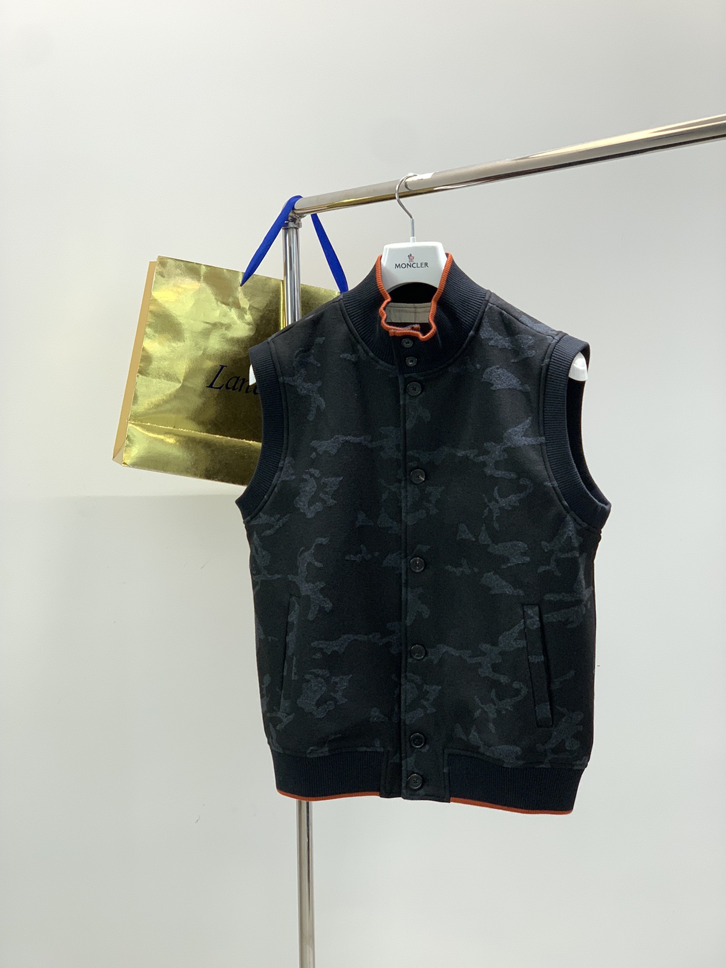 NO:622135,, LP (Loro Piana), the latest winter product, available at counters at the same time, original goods, fashionable and casual vest, using imported original fabrics, top-notch printing technology, letter pattern decoration logo, original hardware accessories decoration, extremely high grade, comfortable and versatile, and the upper body is very handsome!  Size M-XL,,loro piana,loro piana,alexander wang19860909,LP(Loro Piana ),冬季最新品,专柜同步有售,原单狠货,时尚休闲马甲,采用进口原版面料,顶级印花工艺字母图案装饰logo,原版五金辅料装饰,档次极高,舒适百搭,上身帅气十足！码数M-XL,,loro piana,loro piana,alexander wang,Men's clothing