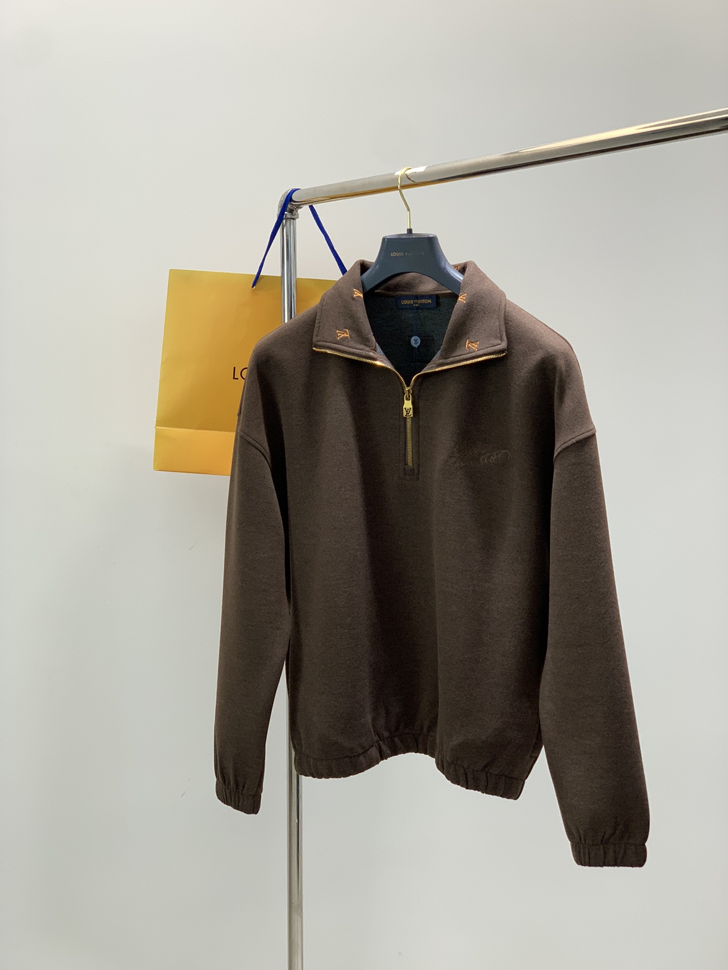 NO:622147,, LouisVuitton Louis Vuitton, the latest model for the autumn season, available at counters at the same time, original order, fashionable and casual sweatshirt, the upper body is very unique!  Eye-catching and bright, imported original fabrics, top embroidery craftsmanship letter pattern decoration logo, simple yet stylish, classic atmosphere, comfortable and breathable, handsome and stylish upper body, 2 colors recommended, size M-3XL,, louis vuitton, louis vuitton, hoodie, sweatshirts, alexander wang19860909,LouisVuitton 路易威登,秋季季最新款,专柜同步有售,原单狠货,时尚休闲卫衣,上身很有特点！吸睛而有亮点,进口原版面料,顶级刺绣工艺字母图案装饰Logo,简单而不失时尚,经典大气,舒适透气,上身帅气有型,2色推荐,码数M-3XL,,louis vuitton,louis vuitton,hoodie,sweatshirts,alexander wang,Men's clothing