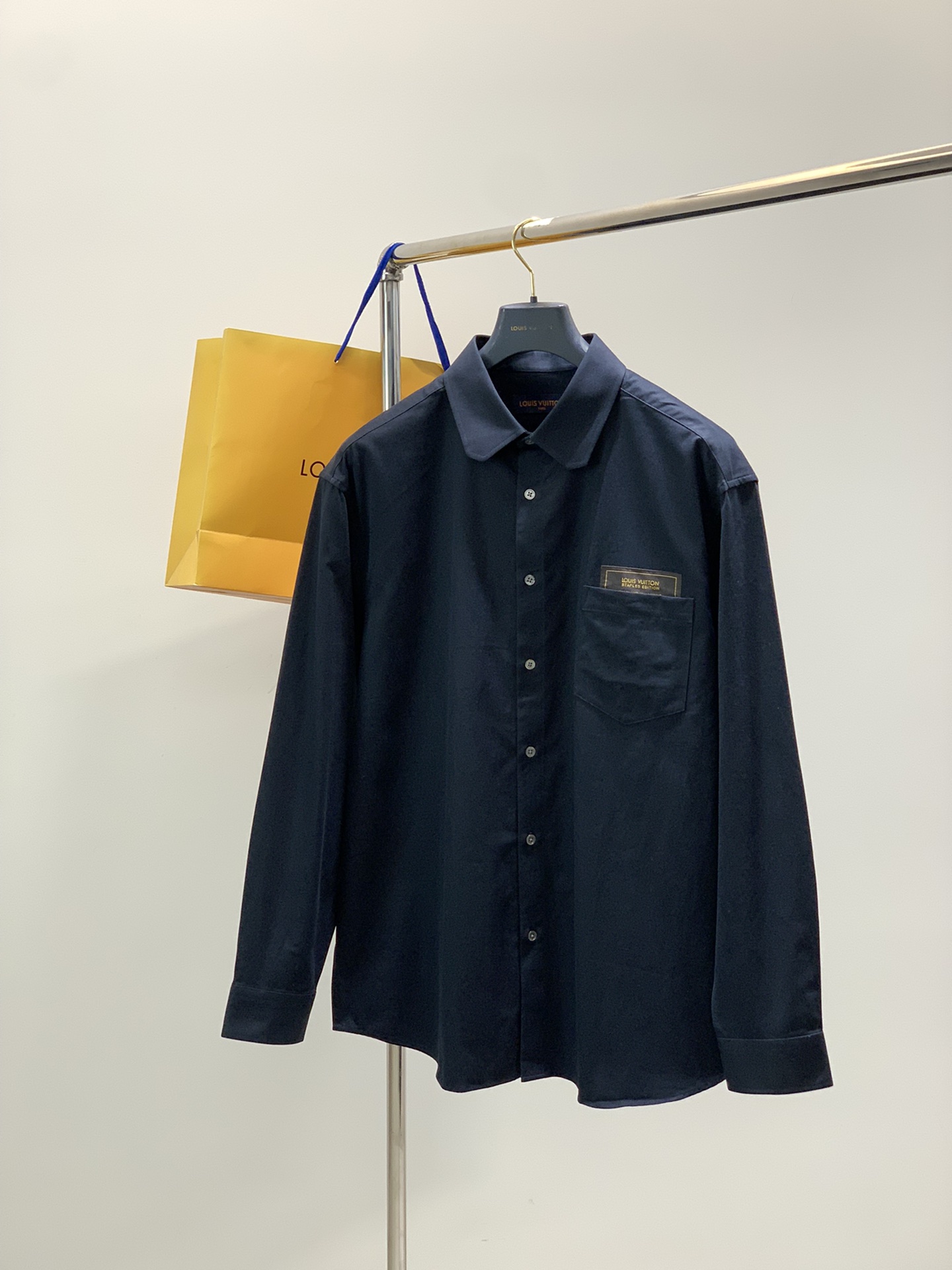 NO:622118,, LouisVuitton Louis Vuitton, the latest model for the autumn season, available at counters simultaneously, original order, fashionable and casual long-sleeved shirt, the upper body is very unique!  Eye-catching and bright, imported original fabrics, top-quality jacquard crafts letter pattern decoration Logo, simple yet fashionable, classic atmosphere, comfortable and breathable, handsome and stylish upper body, 2 colors recommended, size M-2XL,, louis vuitton, louis vuitton, shirts, alexander wang19860909,LouisVuitton 路易威登,秋季季最新款,专柜同步有售,原单狠货,时尚休闲长袖衬衫,上身很有特点！吸睛而有亮点,进口原版面料,顶级提花工艺字母图案装饰Logo,简单而不失时尚,经典大气,舒适透气,上身帅气有型,2色推荐,码数M-2XL,,louis vuitton,louis vuitton,shirts,alexander wang,Men's clothing