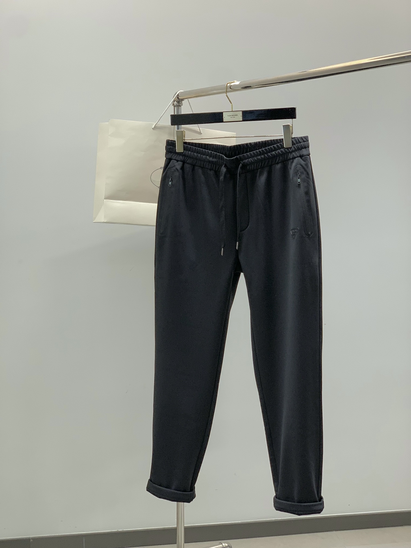 NO:622101,,PRADA Prada, the latest winter products, available at counters simultaneously, fashionable velvet casual pants, imported original fabrics, extremely complicated workmanship, the only channel that can be used as a purchasing agent, top-notch printing technology letter pattern logo, original hardware accessories decoration, extremely high-grade, comfortable and versatile, handsome and stylish upper body, 2 colors recommended, size M-2XL,, prada, prada, alexander wang19860909,PRADA 普拉达,冬季最新品,专柜同步有售,时尚绒休闲裤,进口原版面料,做工极为复杂,唯一可以做代购级别的渠道狠货,顶级印花工艺字母图案logo,原版五金辅料装饰,档次极高,舒适百搭,上身帅气有型,2色推荐,码数M-2XL,,prada,prada,alexander wang,Men's clothing