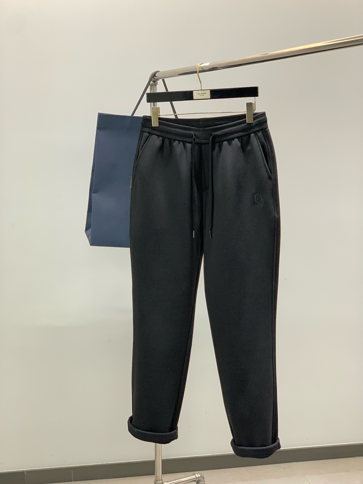 NO:622136,, Dior, new winter products, available at counters simultaneously, simple and fashionable velvet casual pants, original imported fabrics, comfortable and breathable, top-notch embroidery craft letter pattern decorative logo, original hardware accessories decoration, extremely high grade, unique design, fashionable and handsome upper body!  Size M-2XL,,dior,dior,alexander wang19860909,Dior 迪奥, 冬季新品,专柜同步有售,简约时尚绒休闲裤,原版进口面料,舒适透气,顶级刺绣工艺字母图案装饰logo,原版五金辅料装饰,档次极高,独特设计,上身时尚帅气！码数M-2XL,,dior,dior,alexander wang,Men's clothing