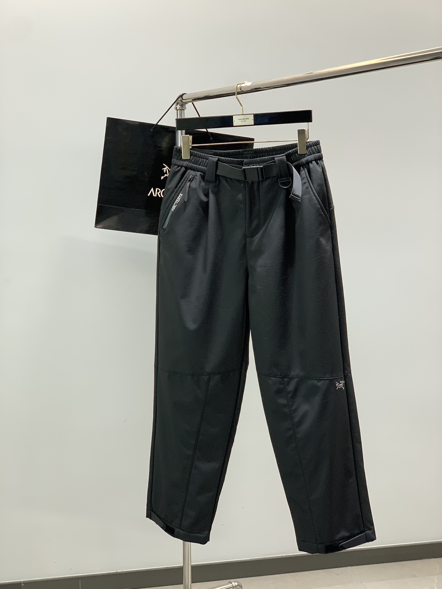 NO:622113,, ARCTERYX Arc'teryx, new winter product, fashionable casual velvet trousers, available at counters simultaneously, original goods, imported original fabrics, top-notch printing technology letter pattern logo, original hardware accessories decoration, extremely high grade, easy to match, handsome and stylish upper body, 2 colors recommended, size M-3XL, arc'teryx, alexander wang19860909,ARCTERYX 始祖鸟,冬季新品,时尚休闲绒长裤,专柜同步有售,原单狠货,采用进口原版面料,顶级印花工艺字母图案logo,原版五金辅料装饰,档次极高,从容百搭,上身帅气有型,2色推荐,码数M-3XL,arc'teryx,alexander wang,Men's clothing