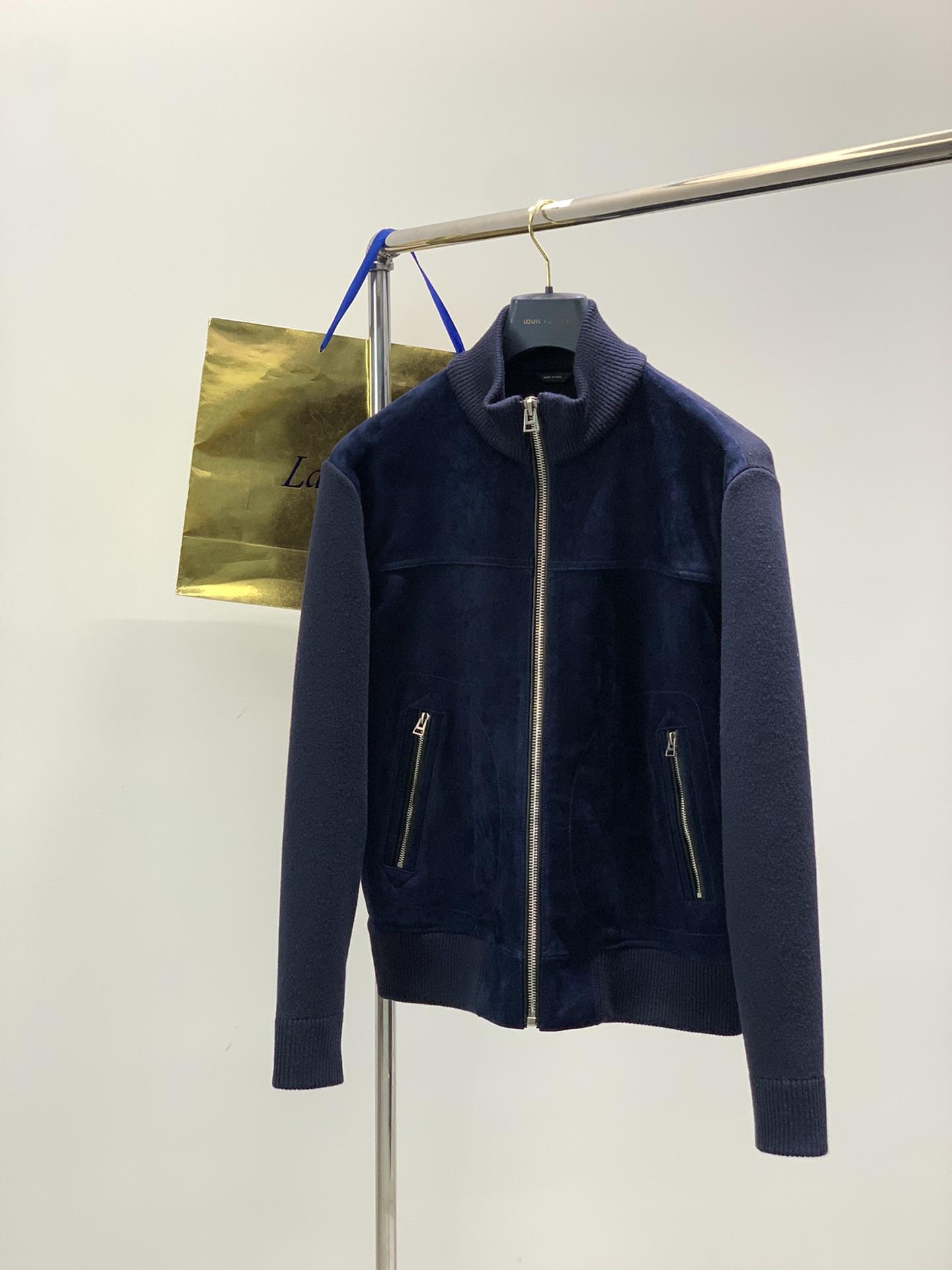 NO:643897,, Tom Ford Tom. Ford, the latest winter product, available at counters at the same time, original order, wool and imported suede jacket, the upper body is very unique!  Eye-catching and bright, imported original fabrics, original hardware decoration, the surface has a warm luster, skin-friendly and breathable, simple yet fashionable, extremely high-grade, the upper body is extremely handsome, size M-3XL,, tom ford, jackets & coats, alexander wang19860909,Tom Ford 汤姆.福特,冬季最新品,专柜同步有售,原单狠货,羊毛拼进口反绒皮夹克,上身很有特点！吸睛而有亮点,进口原版面料,原版五金辅料装饰,表面有着温润的光泽,亲肤透气,简单而不失时尚,档次极高,上身帅到爆,码数M-3XL,,tom ford,jackets & coats,alexander wang,Men's clothing