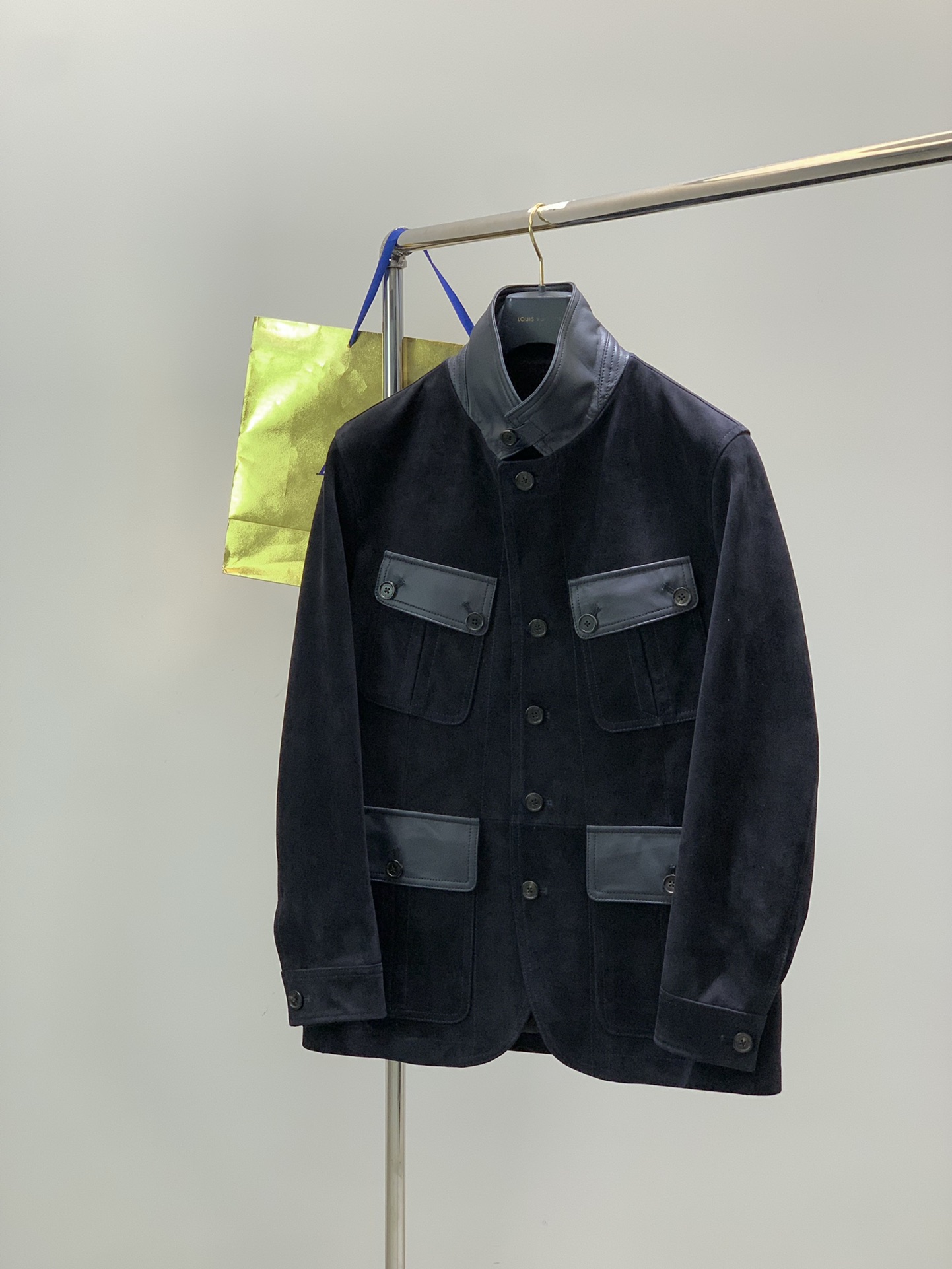 NO:622137,P, Tom Ford, Tom Ford, the latest winter product, available at counters at the same time, original order, imported mixed-breed sheep suede leather spliced ​​sheepskin jacket, the upper body is very unique!  Eye-catching and bright, imported original fabrics, original hardware decoration, the surface has a warm luster, skin-friendly and breathable, simple yet fashionable, extremely high-grade, the upper body is extremely handsome, size M-3XL,, tom ford, jackets & coats, sheepskin, alexander wang19860909P,Tom Ford 汤姆.福特,冬季最新品,专柜同步有售,原单狠货,进口混种羊反绒皮拼接羊皮外套,上身很有特点！吸睛而有亮点,进口原版面料,原版五金辅料装饰,表面有着温润的光泽,亲肤透气,简单而不失时尚,档次极高,上身帅到爆,码数M-3XL,,tom ford,jackets & coats,sheepskin,alexander wang,Men's clothing