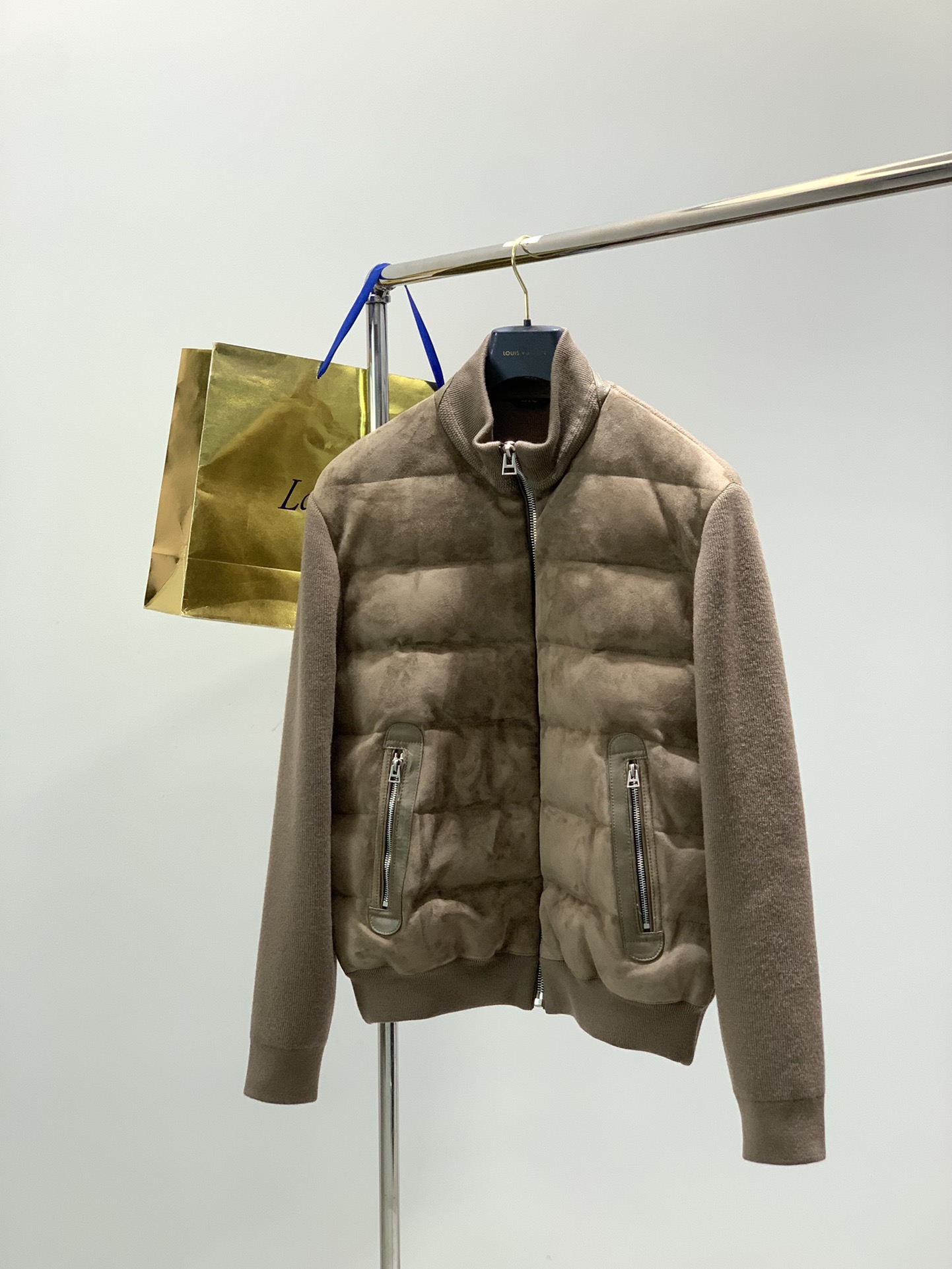 NO:622177,, Tom Ford Tom. Ford, the latest winter products, available at the counter simultaneously, original goods, fashionable and casual down leather jacket, (wool plus suede leather plus duck down) the upper body is very unique!  Eye-catching and bright, imported original fabrics, original hardware decoration, the surface has a warm luster, skin-friendly and breathable, simple yet fashionable, extremely high-grade, the upper body is extremely handsome, size M-3XL,, tom ford, jackets & coats, down jacket, alexander wang19860909,Tom Ford 汤姆.福特,冬季最新品,专柜同步有售,原单狠货,时尚休闲羽绒皮夹克,（羊毛加反绒皮加鸭绒）上身很有特点！吸睛而有亮点,进口原版面料,原版五金辅料装饰,表面有着温润的光泽,亲肤透气,简单而不失时尚,档次极高,上身帅到爆,码数M-3XL,,tom ford,jackets & coats,down jacket,alexander wang,Men's clothing