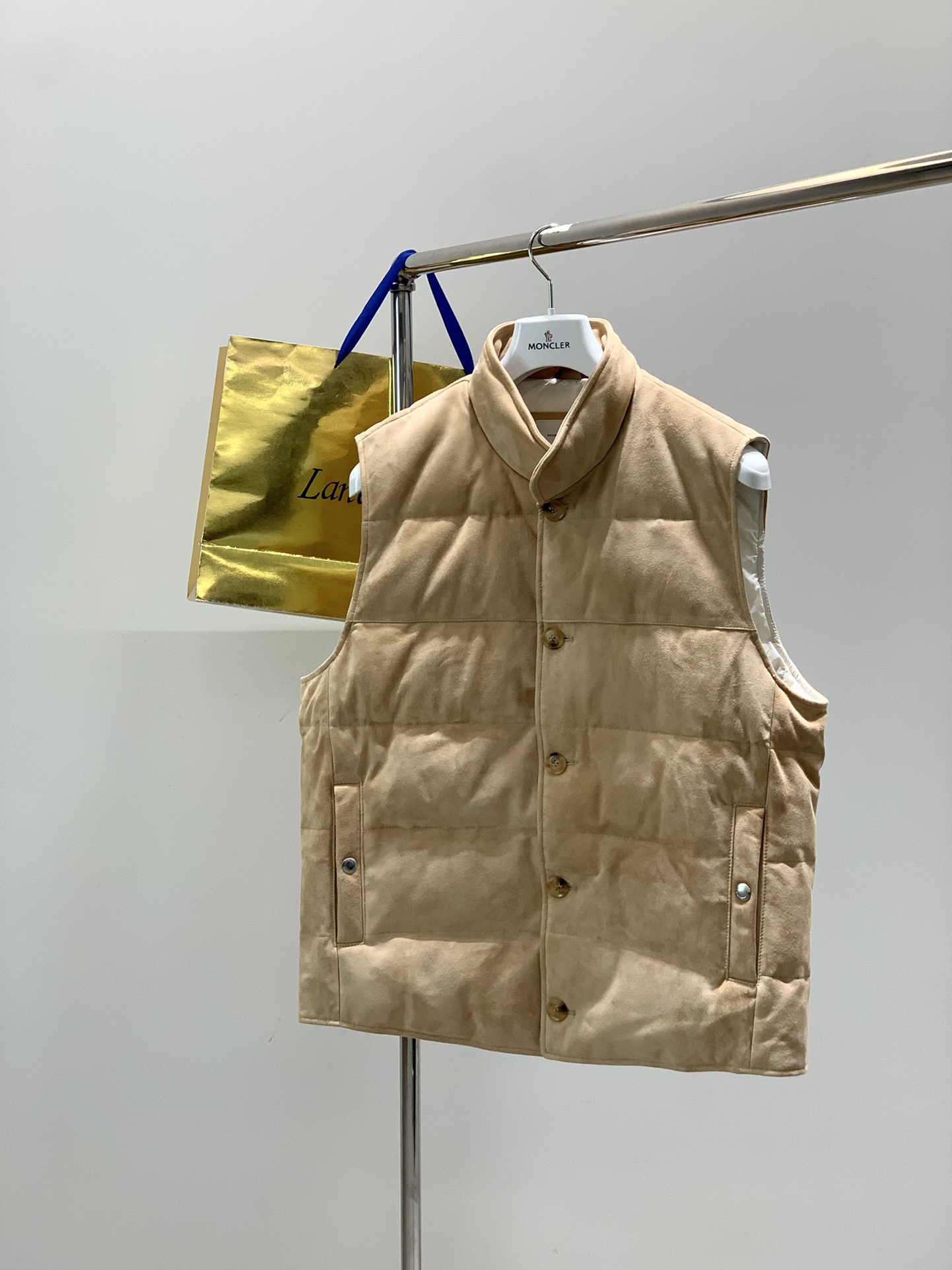 NO:646441,, Italian Shenshi, fashion brand, new winter products, fashionable and casual down vests, available at (goose down) counters at the same time, original goods, imported original fabrics, unique design, elegant and high-end color matching, remarkable interior details, top-notch printing technology letter pattern logo, original hardware accessories decoration, extremely high grade, comfortable and breathable, handsome upper body, size M-3XL,, down jacket, alexander wang19860909,意大利神狮,时尚品牌,冬季新品,时尚休闲羽绒马甲,（鹅绒）专柜同步有售,原单狠货,采用进口原版面料,独特设计,配色高雅高级,内里细节可圈可点,顶级印花工艺字母图案logo,原版五金辅料装饰,档次极高,舒适透气,上身帅气,码数M-3XL,,down jacket,alexander wang,Men's clothing