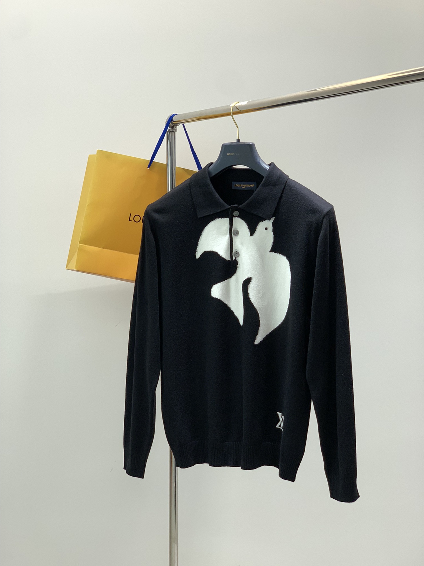 NO:622119,, LouisVuitton Louis Vuitton, the latest autumn and winter style, available at counters simultaneously, original order, fashionable and casual round neck long-sleeved knitted sweater, the upper body is very unique!  Eye-catching and bright, imported original fabrics, top knitting craftsmanship letter pattern decoration logo, simple yet fashionable, classic atmosphere, comfortable and breathable, handsome and stylish upper body, size S-XL,, louis vuitton, louis vuitton, sweaters, alexander wang19860909,LouisVuitton 路易威登,秋冬季最新款,专柜同步有售,原单狠货,时尚休闲圆领长袖针织毛衣,上身很有特点！吸睛而有亮点,进口原版面料,顶级针织工艺字母图案装饰Logo,简单而不失时尚,经典大气,舒适透气,上身帅气有型,码数S-XL,,louis vuitton,louis vuitton,sweaters,alexander wang,Men's clothing