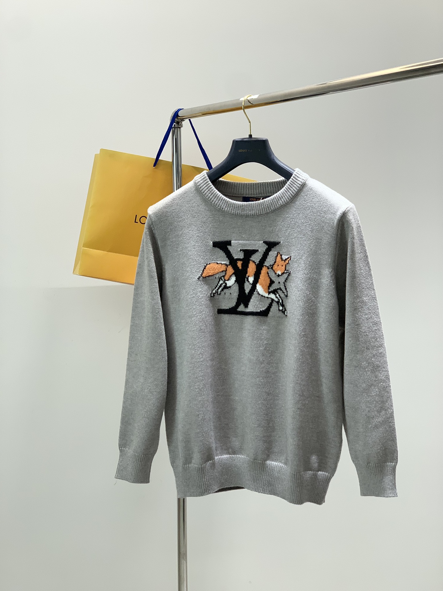 NO:622123,, LouisVuitton Louis Vuitton, the latest winter model, available at counters simultaneously, original order, fashionable and casual round neck long-sleeved knitted sweater, the upper body is very unique!  Eye-catching and bright, imported original fabrics, top knitting craftsmanship letter pattern decoration Logo, simple yet fashionable, classic atmosphere, comfortable and breathable, handsome and stylish upper body, size L-5XL,, louis vuitton, louis vuitton, sweaters, alexander wang19860909,LouisVuitton 路易威登,冬季最新款,专柜同步有售,原单狠货,时尚休闲圆领长袖针织毛衣,上身很有特点！吸睛而有亮点,进口原版面料,顶级针织工艺字母图案装饰Logo,简单而不失时尚,经典大气,舒适透气,上身帅气有型,码数L-5XL,,louis vuitton,louis vuitton,sweaters,alexander wang,Men's clothing