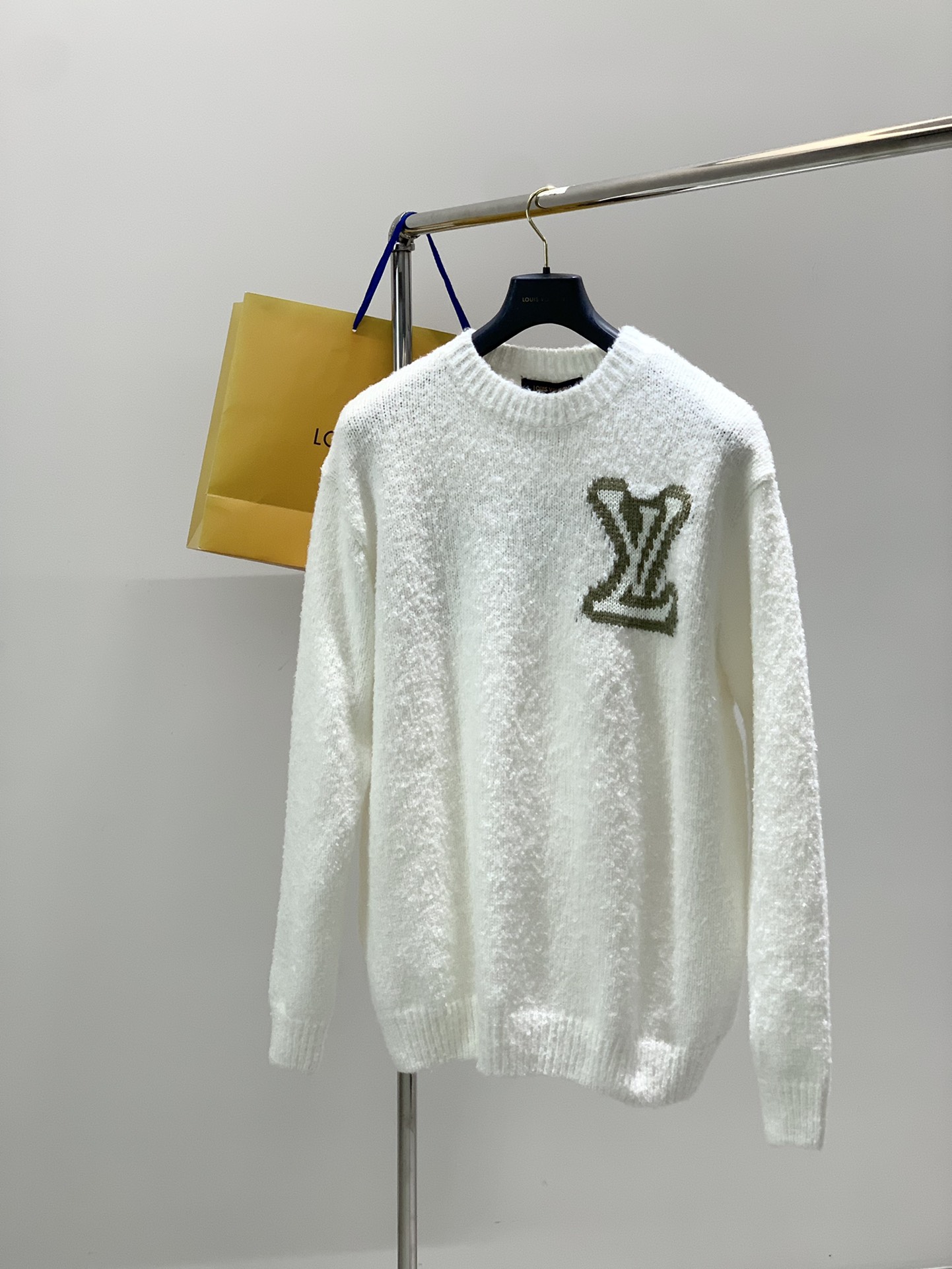 NO:622152,, LouisVuitton Louis Vuitton, the latest winter model, available at counters simultaneously, original order, fashionable and casual round neck long-sleeved knitted sweater, the upper body is very unique!  Eye-catching and bright, imported original fabrics, top knitting technology letter pattern decoration Logo, simple yet fashionable, classic atmosphere, comfortable and breathable, handsome and stylish upper body, size XS-L,, louis vuitton, louis vuitton, sweaters, alexander wang19860909,LouisVuitton 路易威登,冬季最新款,专柜同步有售,原单狠货,时尚休闲圆领长袖针织毛衣,上身很有特点！吸睛而有亮点,进口原版面料,顶级针织工艺字母图案装饰Logo,简单而不失时尚,经典大气,舒适透气,上身帅气有型,码数XS-L,,louis vuitton,louis vuitton,sweaters,alexander wang,Men's clothing