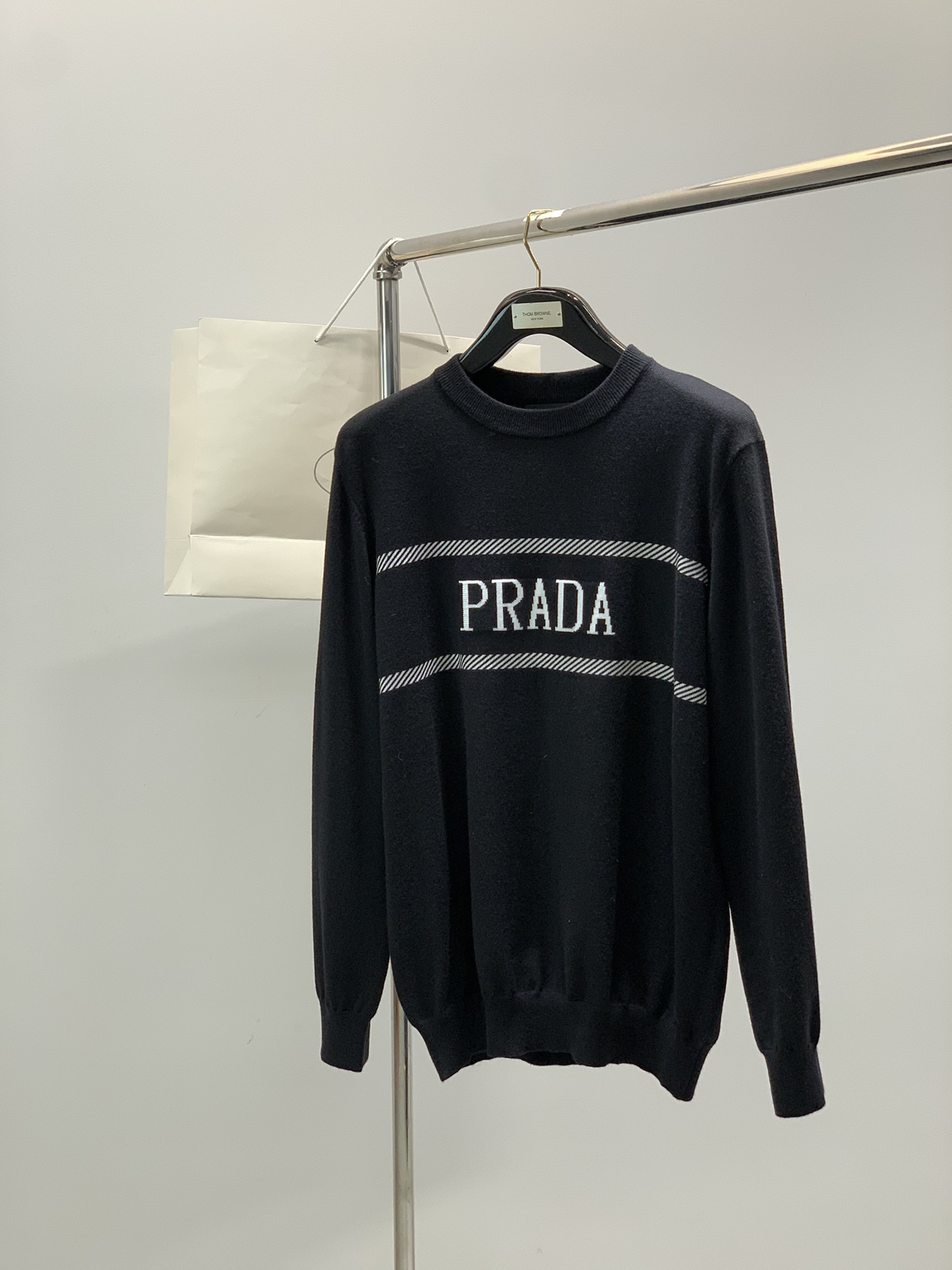 NO:622117,, PRADA, the latest autumn products, available at counters simultaneously, fashionable and casual round neck long-sleeved knitted top, imported original fabrics, extremely complex workmanship, the only channel that can be used as a purchasing agent, top knitting technology letter pattern logo, extremely high grade, comfortable and versatile, handsome and stylish upper body, 2 colors recommended, size S-XL,, prada, prada, alexander wang19860909,PRADA 普拉达,秋季最新品,专柜同步有售,时尚休闲圆领长袖针织上衣,进口原版面料,做工极为复杂,唯一可以做代购级别的渠道狠货,顶级针织工艺字母图案logo,档次极高,舒适百搭,上身帅气有型,2色推荐,码数S-XL,,prada,prada,alexander wang,Men's clothing
