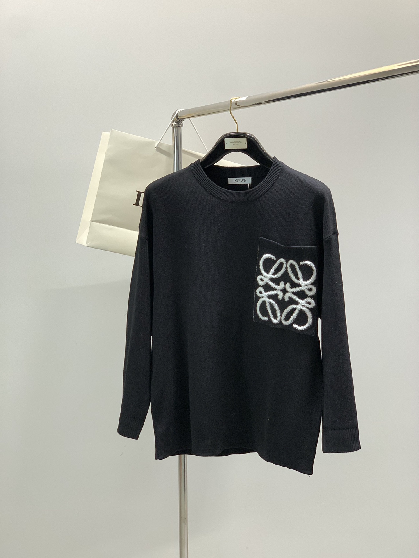 NO:622106,, Loewe, the latest model for winter, available at counters at the same time, original order, fashionable and casual round neck long-sleeved knitted sweater, the upper body is very unique!  Eye-catching and bright, imported original fabrics, top knitting craftsmanship letter pattern decoration Logo, simple yet fashionable, classic atmosphere, comfortable and breathable, handsome and stylish upper body, size S-XL,,loewe,loewe,sweaters,alexander wang19860909,Loewe 罗意威,冬季最新款,专柜同步有售,原单狠货,时尚休闲圆领长袖针织毛衣,上身很有特点！吸睛而有亮点,进口原版面料,顶级针织工艺字母图案装饰Logo,简单而不失时尚,经典大气,舒适透气,上身帅气有型,码数S-XL,,loewe,loewe,sweaters,alexander wang,Men's clothing