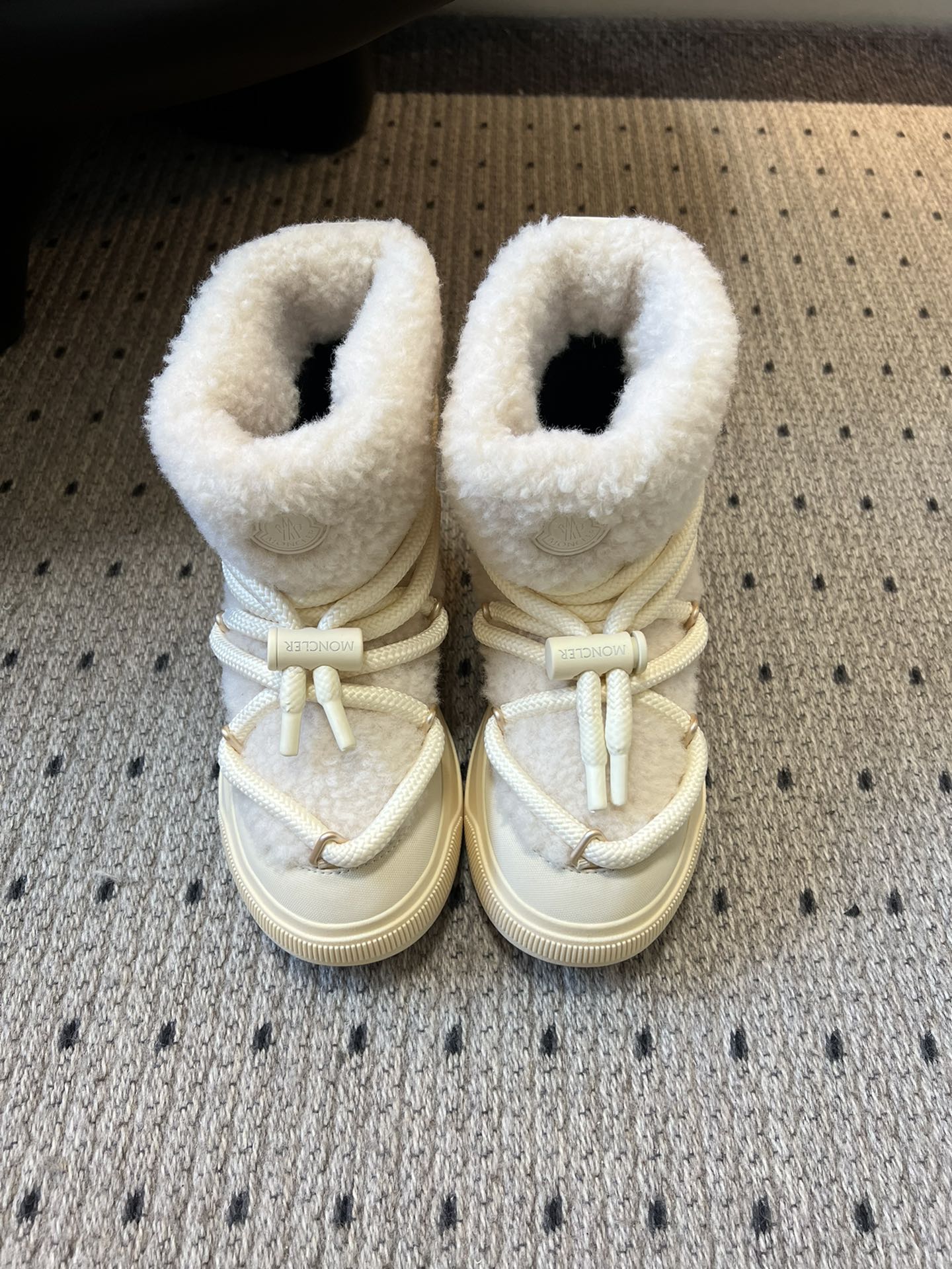 NO:629511,Top quality Moncle* new autumn and winter adjustable elastic buckle plush short boots snow boots are made of lamb wool + suede leather splicing. The main body of the shoe is made of soft lamb wool material. The toe/side of the shoe is matched with suede leather. The inside is also fully plush lining, which not only ensures warmth in winter, but also enhances the layering through material splicing.  Paired with an off-white distressed rubber thick sole, the shoe shape is a rounded 'bread boot' silhouette, which not only shows thin legs but also has a lazy retro feel. At the same time, the soles are light and non-slip. The upper is environmentally friendly hair transplantation and the lining is environmentally friendly hair transplantation. The outsole is an original open-molded outsole. Increased by 4cm. Size 35-41 (40 size customization is non-refundable). Snow boots, boots19860909顶级品质 Moncle* 秋冬新款可调节松紧扣毛绒短靴雪地靴 采用羊羔毛+绒面皮革拼接,鞋身主体是柔软的羊羔毛材质,鞋头/鞋侧搭配绒面皮革,内里也是全毛绒衬里,既保证冬季保暖性,又通过材质拼接提升层次感. 搭配米白色做旧橡胶厚底,鞋型是圆润的“面包靴”廓形,既显腿细又自带慵懒复古感,同时鞋底轻便且防滑. 鞋面环保植毛 内里环保植毛 大底原版开模大底 增高4cm size35-41码（40码定制不退换）,雪地靴,boots,Women's Shoes