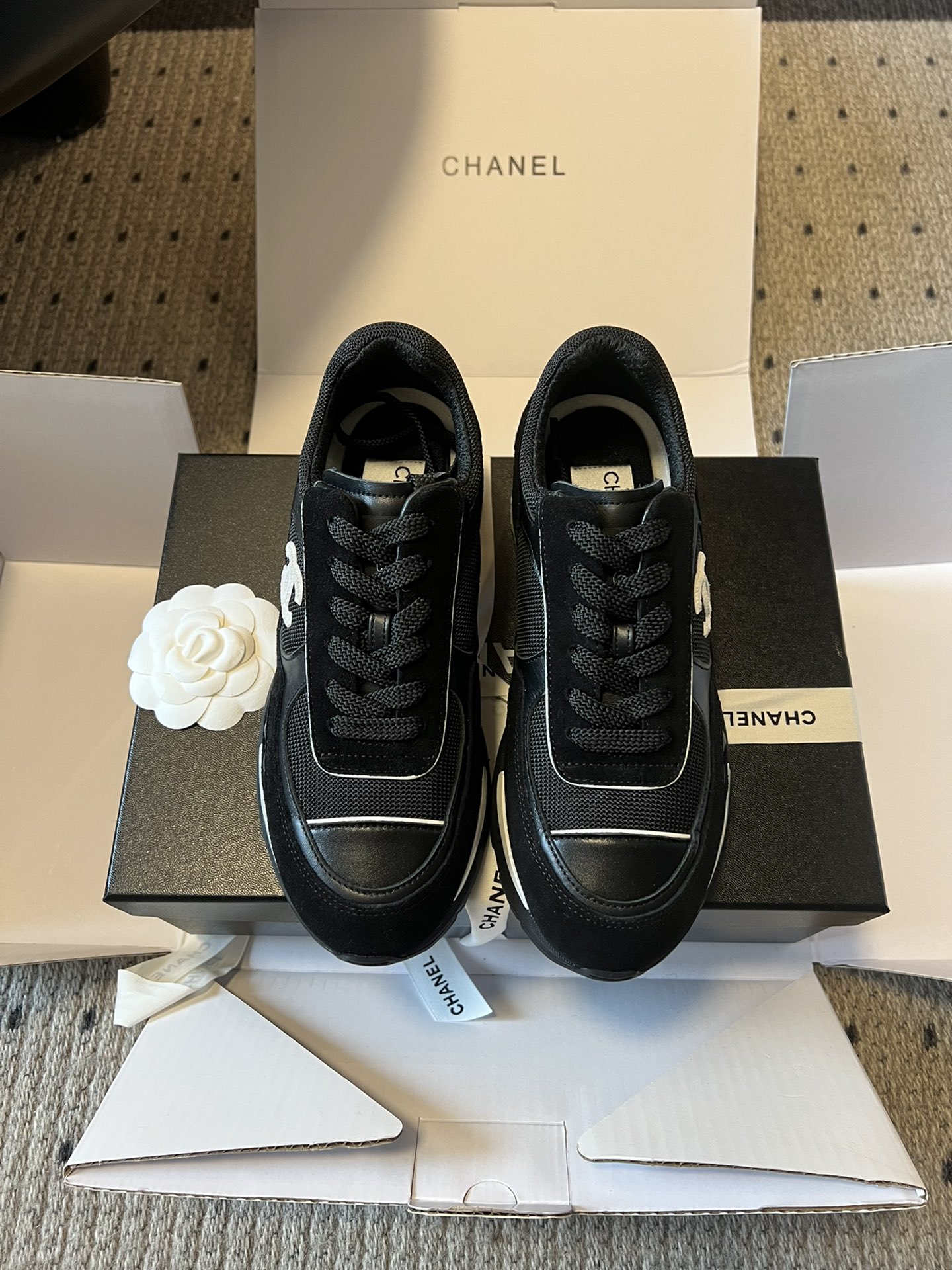 NO:628939,Purchasing-grade chane* 25ss Chanel black and white thick-soled high-heeled sneakers are made of leather and mesh splicing materials, which have both texture and breathability. The shoe body is equipped with the brand's iconic double C logo, which is highly recognizable. It is available in three colors: white, black, and pink and white splicing. The style covers simplicity, coolness and sweetness.  The low-heeled style not only enhances the fashion sense, but also has some heightening effect; the lace-up design fits the foot shape, is comfortable to wear and easy to adjust the elasticity. It combines sporty style and luxury, which is suitable for daily leisure and adds a sense of luxury to the look. The upper is imported first-layer cowhide and the lining is imported breathable mesh. The original open-molded outsole has an increased high heel of 6.5cm and a low heel of 5.5cm.  Size 35~40 (customized sizes 40 are non-refundable), casual shoes/sports shoes, chanel, chanel, sneakers, cowhide19860909代购级 chane* 25ss 香奈儿黑白厚底高跟运动鞋 采用皮革与网面拼接的材质,兼具质感与透气性.鞋身带有品牌标志性的双C logo,辨识度极高,有白色、黑色、粉白拼接三种配色,风格涵盖简约、酷感与甜美. 低跟款式,在提升时尚感的同时,还能起到一些增高效果；系带设计贴合脚型,穿着舒适且便于调节松紧.融合了运动风与奢华感,既适合日常休闲,又能为造型增添高级感. 鞋面进口头层牛皮 内里进口透气网布 大底原版开模大底 增高高跟6.5cm 低跟5.5cm Size35~40码（40码定制不退换）,休闲鞋/运动鞋,chanel,chanel,sneakers,cowhide,Women's Shoes
