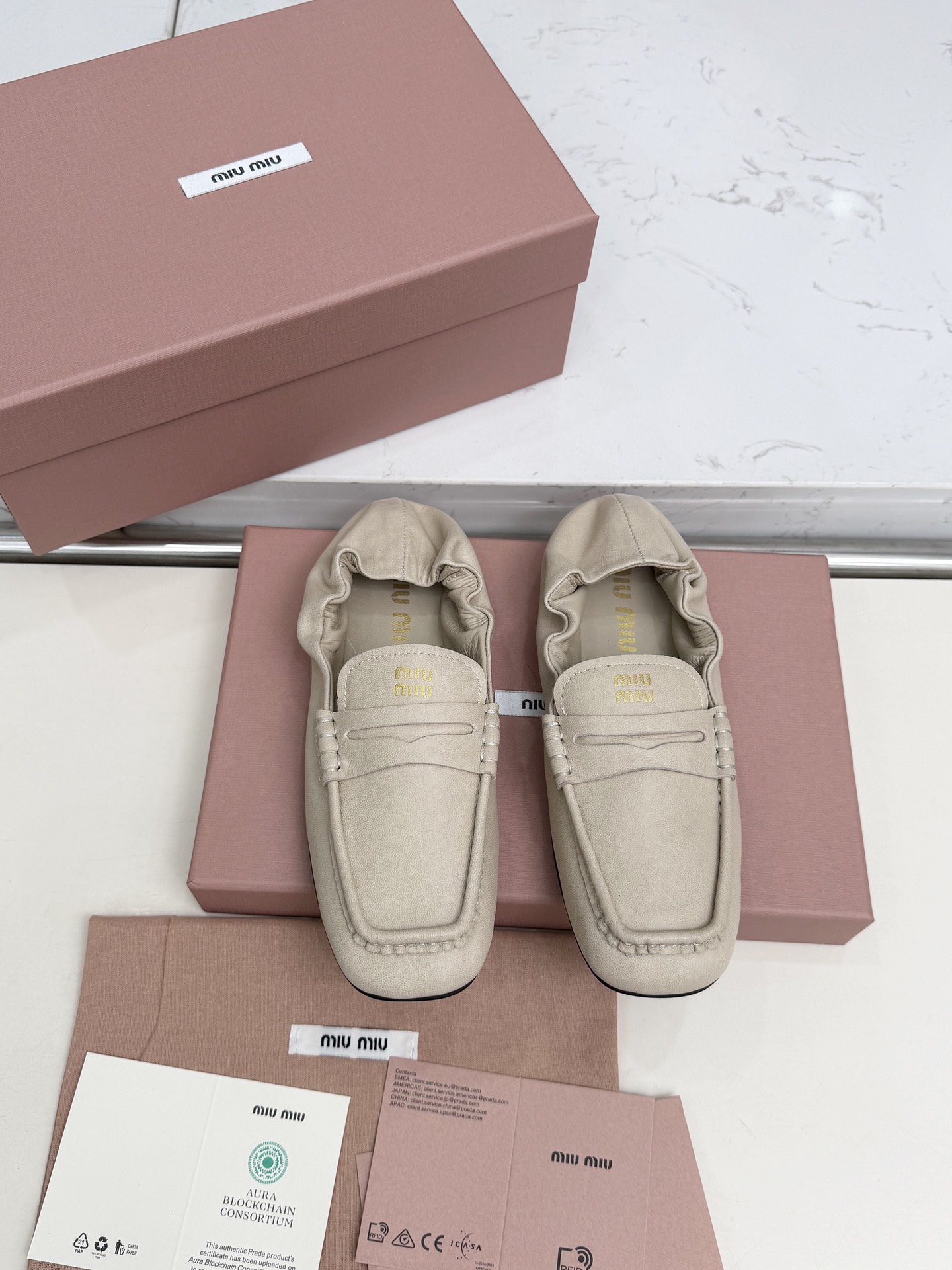 NO:628508,MiuMi/Miu Miu 26 new slip-on lazy shoes, official spring and summer new style, fashionable and versatile, can be salty or sweet, not abrasive at all, whether worn barefoot or with socks, super age-reducing, super invincible and versatile 1:1 copy of the original version, imported straight soft sheepskin upper, wool lining, outsole at the sole counter  Size 3540 (41 customized, non-refundable), loafers, miumiu, loafers, sheepskin, socks19860909MiuMi／缪缪26新款一脚蹬懒人单鞋 官方春夏季新款,时髦百搭·即可咸又可甜·一点也不磨脚·无论光脚穿还是搭配袜子穿都超级减龄 超级无敌百搭原版1比1复制 鞋面进口直柔羊皮 内里羊毛 鞋底专柜大底 码数3540（41订做不退换）,乐福鞋,miumiu,loafers,sheepskin,socks,Women's Shoes