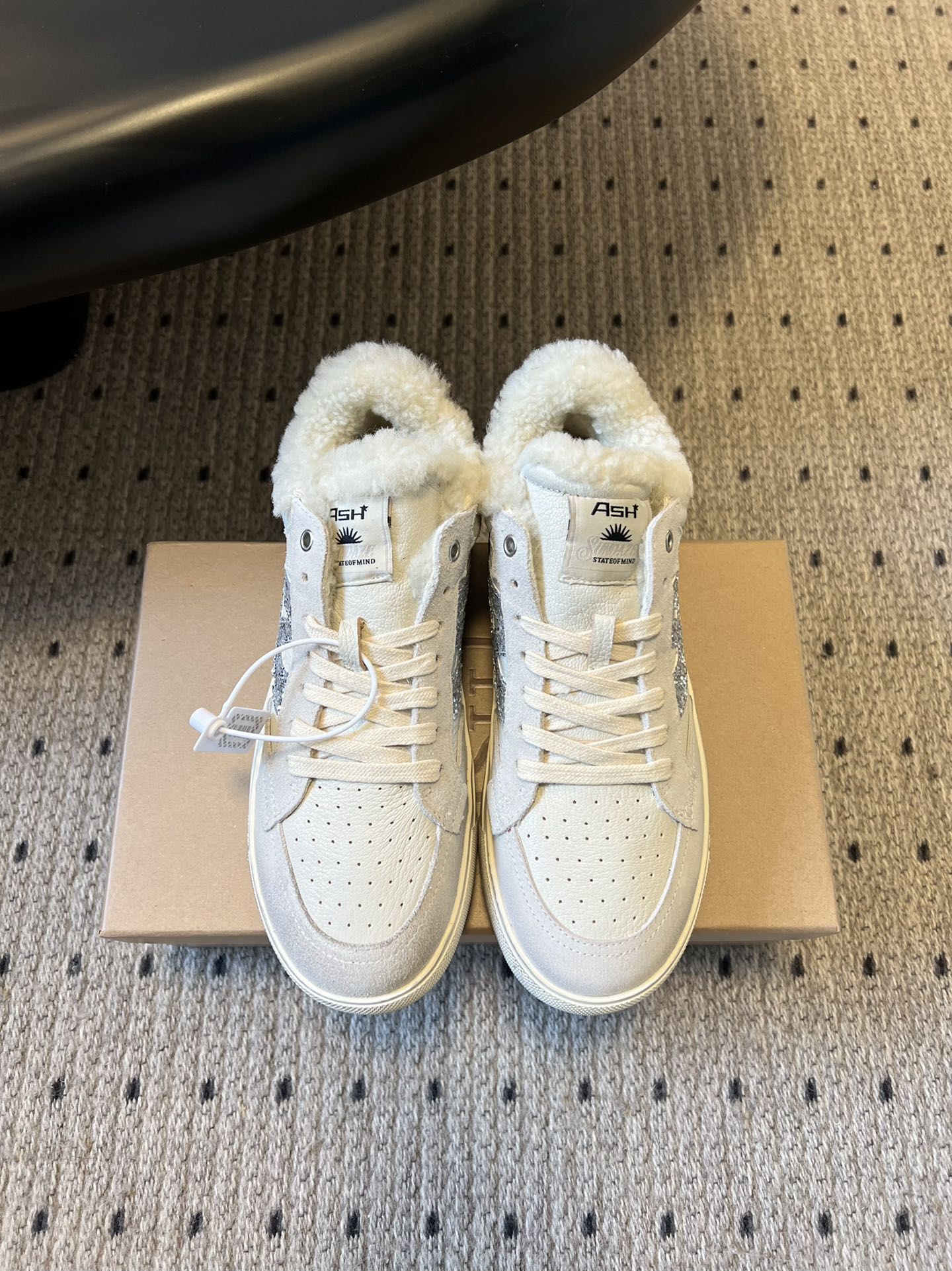 NO:646183,As* autumn and winter plus velvet sneakers, casual shoes, white shoes. The collar and lining are lined with lamb wool/artificial plush, which can lock in heat and are suitable for low-temperature environments in autumn and winter. The shoes feel soft and skin-friendly. The upper is made of leather + suede, decorated with glitter on the side, and the toe is perforated to give both texture and slight breathability.  The basic sneaker style + plush elements have both a casual feel and a soft and cute atmosphere. The black and white/off-white color combination is versatile and can be worn with pants, skirts, etc. The tongue has the brand logo, the shoelaces are simple and flat, and the sole is made of rubber, which is both wear-resistant and comfortable. The upper is sheepskin/cow suede, the lining is wool, the outsole is rubber, and the height is increased by 3cm.  size 35-40 (customized sizes 40 are non-refundable), casual shoes/sports shoes, sneakers, skirts, sheepskin, chamois leather19860909As*秋冬款加绒板鞋休闲鞋小白鞋 鞋口和内里加了羊羔毛/人造毛绒衬里,能锁住热量,适合秋冬低温环境,脚感柔软亲肤.鞋面用了皮革+麂皮的组合,侧面闪粉装饰,鞋头做了穿孔设计,兼顾质感和轻微透气. 基础板鞋版型+毛绒元素,既有休闲感又带软萌氛围,黑白/米白配色百搭,能搭裤子、裙子等多种穿搭.鞋舌有品牌logo标,鞋带是简约扁形款,鞋底是橡胶材质,兼顾耐磨和脚感. 鞋面羊皮/牛反绒 内里羊毛 大底橡胶大底 增高3cm size35-40码（40码定制不退换）,休闲鞋/运动鞋,sneakers,skirts,sheepskin,chamois leather,Women's Shoes