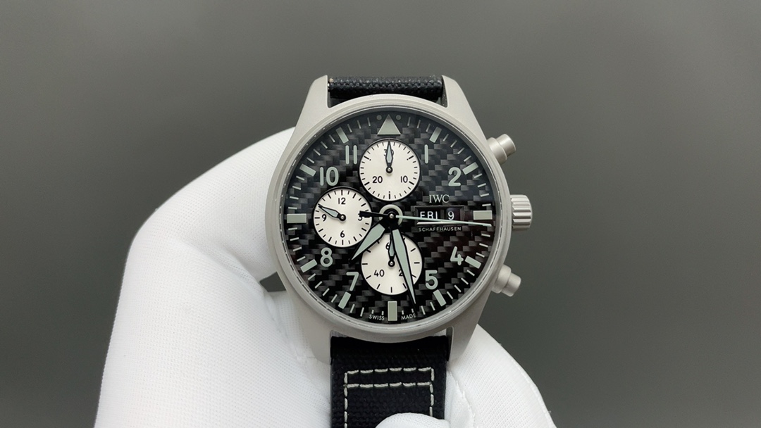 NO:641012,Unified TWS Factory [Watch Home Watch Culture] It is often said that cars and watches are inseparable.  , The cooperation between cars and watches is already the most popular choice in the field of watches today. IWC Schaffhausen and Mercedes-AMG are representatives of the field of advanced watchmaking and high-performance automobiles. IWC and AMG are linked by high performance and jointly pursue the ultimate in their respective fields. At the same time, they focus on the selection of high-tech materials, world-class engineering technology and perfect craftsmanship. IWC and Mercedes-AMG held a joint new product launch conference at the International Circuit.  And announced the official launch of cooperation in China. The new IWC Pilot's Watch Chronograph 'AMG' special edition debuted in China for the first time. The most attractive thing about this watch at first glance is its carbon fiber disk design, which has a very racing feel. The matte gray appearance of the watch and AMG's iconic silver paint finish, plus carbon fiber parts, are indeed similar. This new pilot has a diameter of 43mm and is equipped with Dandong 77504 modified 69385 movement TWS Factory  It must be a high-quality product, you are welcome to taste it, iwc19860909统一 TWS Factory [腕表之家 钟表文化]常说到车表不分家 ,汽车与腕表的合作,在现如今的腕表领域中,已经是最热门的合作选择了,沙夫豪森IWC万国表与梅赛德斯-AMG,他俩也正是高级制表领域以及高性能汽车领域携手合作的代表,万国与AMG以高性能为连结,共同追求各自领域的极致,同时注重高科技材料选用,世界一流工程技术加上完美工艺,IWC万国表携手梅赛德斯-AMG于国际赛车场举办了联合新品发布会 并宣布正式启动在华合作 全新IWC万国飞行员计时腕表“AMG”特别版首次于国内亮相 这款腕表第一眼最吸引的地方就是它的碳纤维盘面设计,非常有赛车感.表款的哑光灰色外观与AMG标志性的银车漆饰面,加上碳纤维件,确实有种异曲同工之妙,此款全新飞行员直径为43mm,搭载丹东77504改69385机芯 TWS Factory 必属精品,欢迎各位表友品鉴,,iwc,Watch