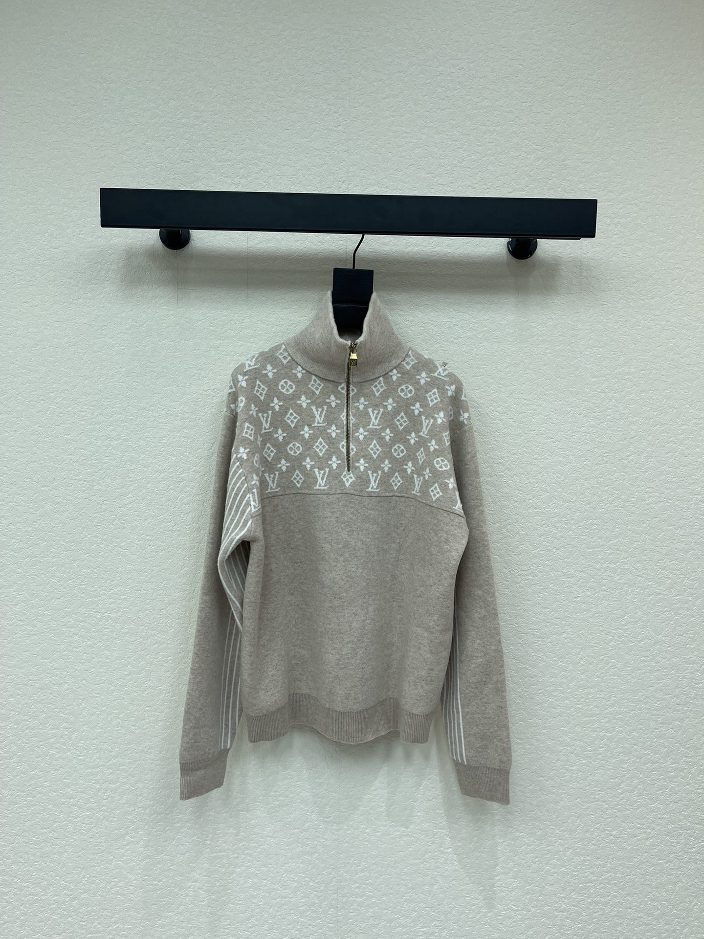 NO:625274,Louis  Vuitto*'s new fall and winter SKI ski series knitted sweater. This beige half-zip turtleneck sweater is made of knitted blended fabric, which is soft and delicate to the touch, with excellent warmth retention and breathability. The classic half-high collar design is matched with a metal zipper and uses precision electroplating hollowing technology to make the color uniform, smooth and durable. The classic presbyopic pattern on the chest and shoulders uses fine jacquard technology, and the pattern is three-dimensional and clear, highlighting the brand recognition. The body is made of  Fitted version, smooth tailoring, comfortable to wear and free of movement. The cuffs and hem are designed with ribbing, which closely fits the wrist and waist to prevent cold wind from entering. The overall design is simple and elegant, and reflects the pursuit of quality from fabrics to hardware accessories. It is an ideal choice for daily wear in autumn and winter. The overall routing is straight and delicate, and the fabric is comfortable and soft. It can be matched with the same style to create a fashionable look and control various occasions. The same style for men and women!  S-XL,,louis vuitton,sweaters,alexander wang19860909Louis Vuitto*秋冬新款SKI滑雪系列针织毛衣.这件米色半拉链高领毛衣采用针织混纺面料,手感柔软细腻,保暖性与透气性俱佳.经典半高领设计配合金属拉链,采用精密电镀镂空工艺,色泽均匀且顺滑耐用.胸前及肩部的经典老花图案采用精细提花工艺,图案立体清晰,彰显品牌辨识度.衣身采用合身版型,剪裁流畅,穿着舒适且活动自如.袖口与下摆均采用罗纹收束设计,紧密贴合手腕与腰部,防止冷风进入.整体设计简约大气,从面料到五金配件都体现了对品质的追求,是秋冬季节日常穿搭的理想选择.整体走线平直细腻,面料舒适柔软,能与同款搭配营造时尚造型,驾驭各种场合,男女同款！S-XL,,louis vuitton,sweaters,alexander wang,Women's clothing