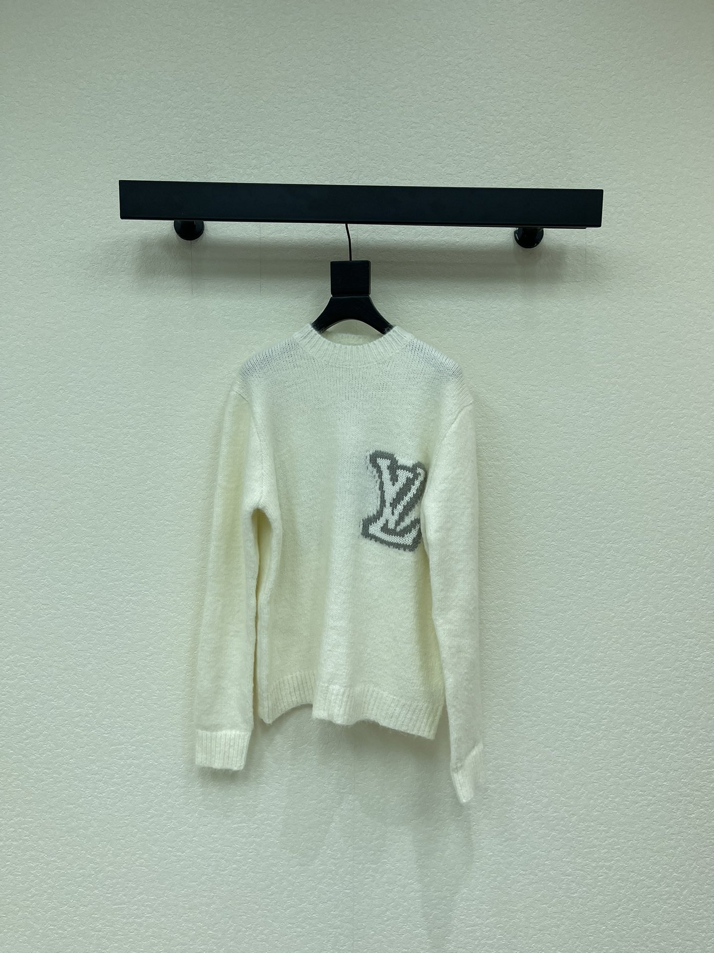 NO:625269,Louis Vuitto*25 new autumn and winter double-sided intarsia knitted sweater. The logo on the back is mirrored. The crew neck sweater is made of cotton knitted blended fabric with thick yarns to create a soft texture. The contrasting LV logo is integrated into the knitting, and the rear subtly presents the mirror effect logo. The elegant design can easily control the weekend look. The overall routing is straight and delicate, and the fabric is comfortable and soft. It can be matched with the same style to create a fashionable look and control various occasions. The same style for men and women!  SML,,louis vuitton,louis vuitton,sweaters,alexander wang19860909Louis Vuitto*25秋冬新款双面嵌花针织毛衣.后背Logo为镜像嵌.圆领衫棉针织混纺面料,以厚实纱线营造舒柔质感.撞色LV标识融入针织,后部巧妙呈现镜像效果标识.闲雅设计轻松驾驭周末造型.整体走线平直细腻,面料舒适柔软,能与同款搭配营造时尚造型,驾驭各种场合,男女同款！SML,,louis vuitton,louis vuitton,sweaters,alexander wang,Women's clothing