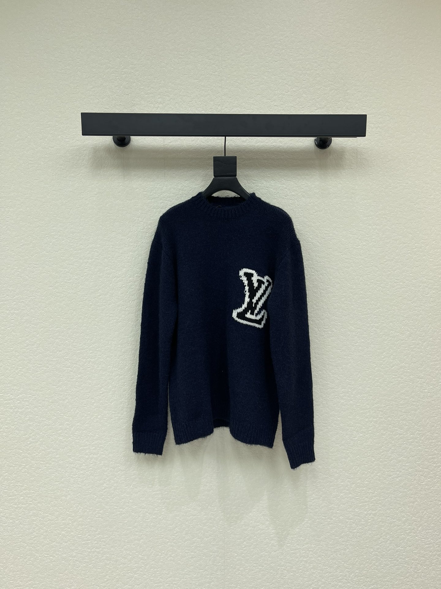 NO:625307,Louis Vuitto*25 new autumn and winter double-sided intarsia knitted sweater. The logo on the back is mirrored. The crew neck sweater is made of cotton knitted blended fabric with thick yarns to create a soft texture. The contrasting LV logo is integrated into the knitting, and the rear subtly presents the mirror effect logo. The elegant design can easily control the weekend look. The overall routing is straight and delicate, and the fabric is comfortable and soft. It can be matched with the same style to create a fashionable look and control various occasions. The same style for men and women!  SML,,louis vuitton,louis vuitton,sweaters,alexander wang19860909Louis Vuitto*25秋冬新款双面嵌花针织毛衣.后背Logo为镜像嵌.圆领衫棉针织混纺面料,以厚实纱线营造舒柔质感.撞色LV标识融入针织,后部巧妙呈现镜像效果标识.闲雅设计轻松驾驭周末造型.整体走线平直细腻,面料舒适柔软,能与同款搭配营造时尚造型,驾驭各种场合,男女同款！SML,,louis vuitton,louis vuitton,sweaters,alexander wang,Women's clothing