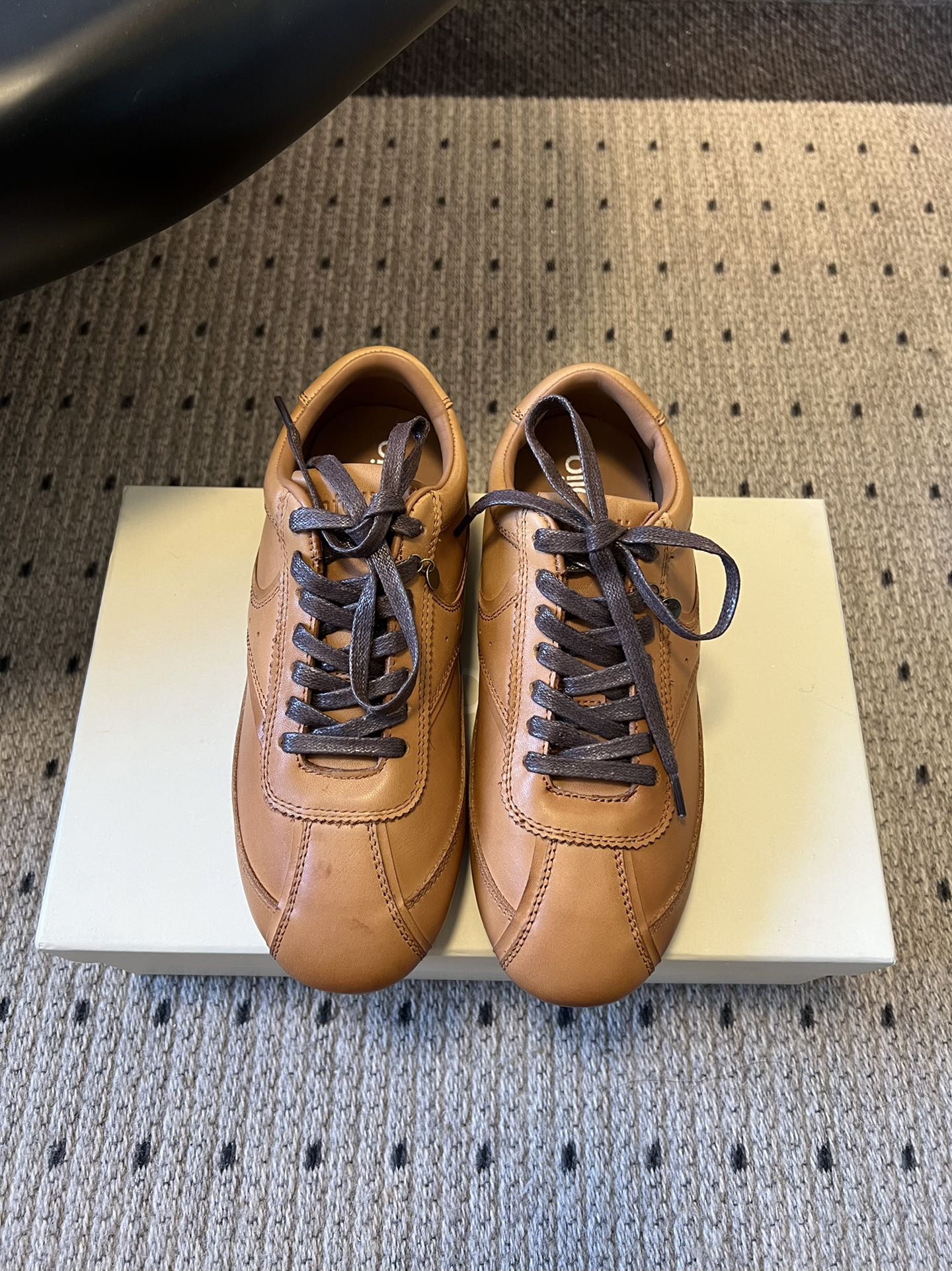 NO:630312,Unfolio's new fall retro casual forrest shoes have a rounded shape that visually makes your feet smaller. The upper has split stitching + contrasting color splicing, and a thickened soft bag on the heel. New shoes are not easy to wear on your feet. The color scheme is low-saturated and retro, with an 'old money' feel. It is very high-end when paired with skirts and trousers.  The sole is made of soft rubber, which is non-slip, wear-resistant and lightweight, and can be worn for commuting, shopping, and light sports; the upper has a breathable hole design, which is not stuffy or smelly, and is suitable for all seasons; upper cowhide/cloth, cowhide lining, rubber outsole, increased by 3cm, size: 35-41 (customized sizes 40 and 41 are not returnable), casual shoes/sports shoes, sneakers, skirts, cowhide19860909Unfolio秋季新款复古休闲阿甘鞋 鞋型是圆润,视觉上显脚小,鞋面有分割缝线+撞色拼接,后跟做了加厚软包,新鞋也不容易磨脚； 配色走低饱和复古风,自带“老钱感”,搭裙装、裤装都很高级. 鞋底是软橡胶材质,防滑耐磨还轻便,通勤、逛街、轻度运动都能穿；鞋面有透气孔设计,不闷脚不臭脚,四季穿都合适； 鞋面牛皮/布 内里牛皮 大底橡胶大底 增高3cm size :35-41码（40、41码定制不退换）,休闲鞋/运动鞋,sneakers,skirts,cowhide,Women's Shoes