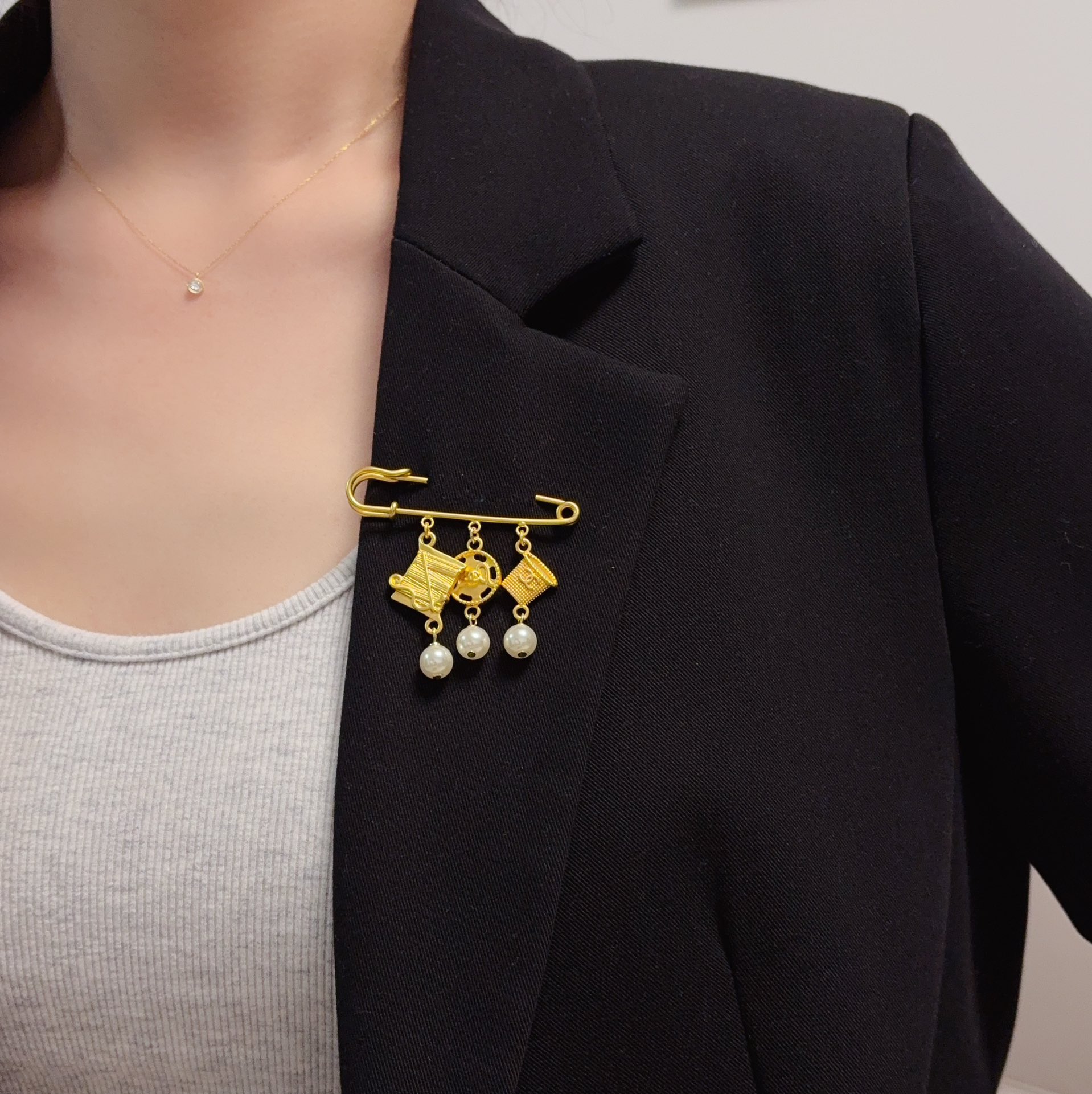 NO:641773,CHANEL Xiaoxiang The latest high version of the silver full-diamond Chanel vintage embroidery needle paper clip brooch is the accessory that understands women best. Women who devote all their efforts to being themselves tend to cherish the meaning of the brooch more. Ms. Chanel pinned the brooch on her hat and told the fashionable ladies who imitated her that 'brooches are very practical. They can be pinned on suit collars, pockets, hats, belts or evening gowns. Boutique jewelry, chanel, chanel, business  suit, brooch, breastpin, hats19860909CHANEL小香 最新款高版本银色满钻香奈儿复古绣花针回形针胸针,是最懂女人的饰物.那些倾注了全部心血去做自己的女人,往往更珍惜胸针的意义.香奈儿女士把胸针别在帽子上,并告诉那些模仿她的时髦女士们[胸针可是非常实用,它可以别在西装领上、口袋上、帽子上、腰带上或者是晚礼服上,饰品精品,chanel,chanel,business suit,brooch，breastpin,hats,Jewelry