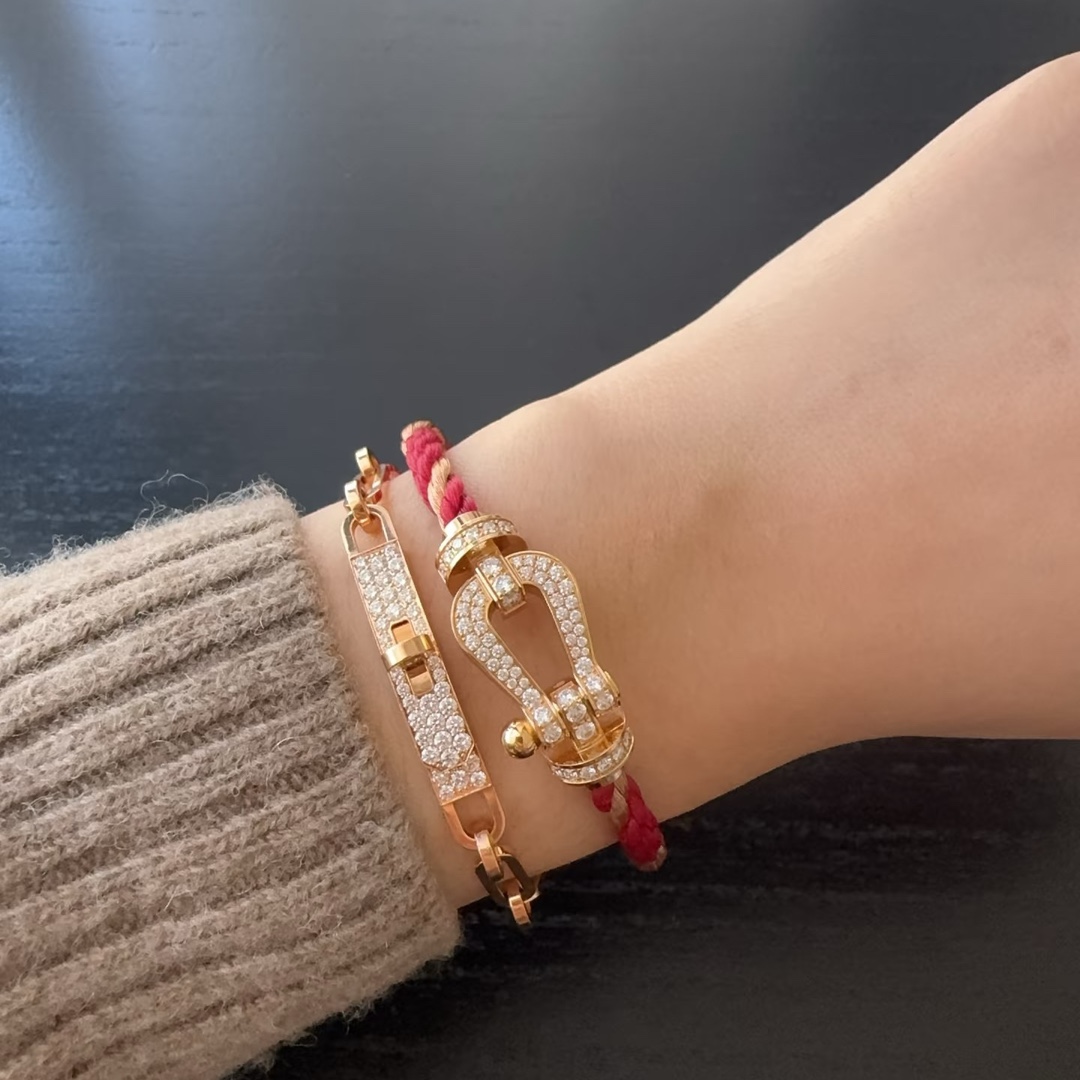 💥新品发布❤火爆🎉钢丝费雷德 Fred斐登满钻、半钻、无钻马蹄扣中性款高品质黑色钢丝绳手链手镯！本命绳👉🏻大牌 时尚 精致💠FORCE 系列手链⭐高端定制～亚金微电镀18k金工艺 精工马蹄扣头手镯！上手效果非常百搭💍 网红达人 时尚一族必备单品 玫瑰金、黄金、银色扣头😘男女情侣款两个码数：17/19cm