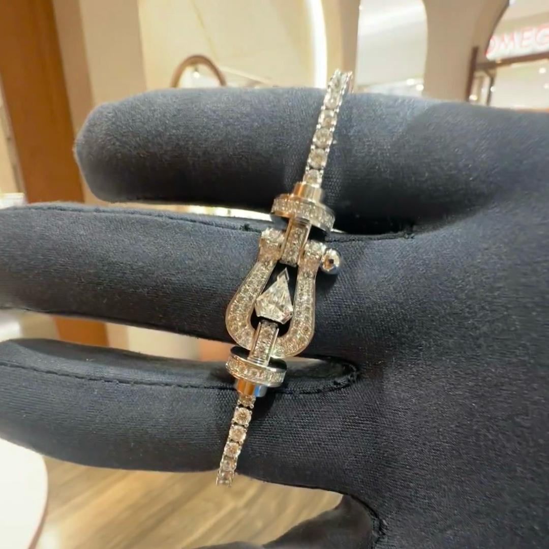 💥新品发布❤火爆🎉钢丝费雷德 Fred斐登满钻、半钻、无钻马蹄扣中性款高品质黑色钢丝绳手链手镯！本命绳👉🏻大牌 时尚 精致💠FORCE 系列手链⭐高端定制～亚金微电镀18k金工艺 精工马蹄扣头手镯！上手效果非常百搭💍 网红达人 时尚一族必备单品 玫瑰金、黄金、银色扣头😘男女情侣款两个码数：17/19cm