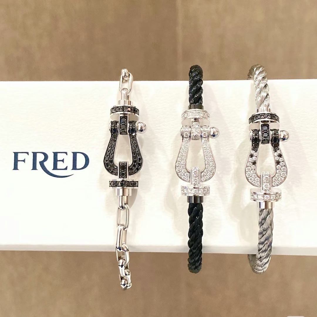 💥新品发布❤火爆🎉钢丝费雷德 Fred斐登满钻、半钻、无钻马蹄扣中性款高品质黑色钢丝绳手链手镯！本命绳👉🏻大牌 时尚 精致💠FORCE 系列手链⭐高端定制～亚金微电镀18k金工艺 精工马蹄扣头手镯！上手效果非常百搭💍 网红达人 时尚一族必备单品 玫瑰金、黄金、银色扣头😘男女情侣款两个码数：17/19cm