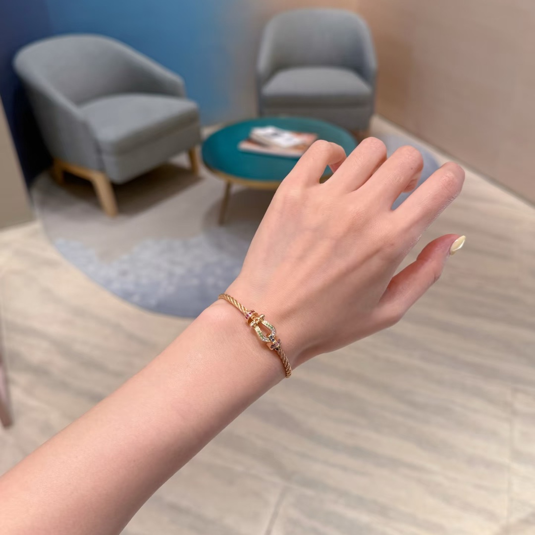 💥新品发布❤火爆🎉钢丝费雷德 Fred斐登满钻、半钻、无钻马蹄扣中性款高品质黑色钢丝绳手链手镯！本命绳👉🏻大牌 时尚 精致💠FORCE 系列手链⭐高端定制～亚金微电镀18k金工艺 精工马蹄扣头手镯！上手效果非常百搭💍 网红达人 时尚一族必备单品 玫瑰金、黄金、银色扣头😘男女情侣款两个码数：17/19cm