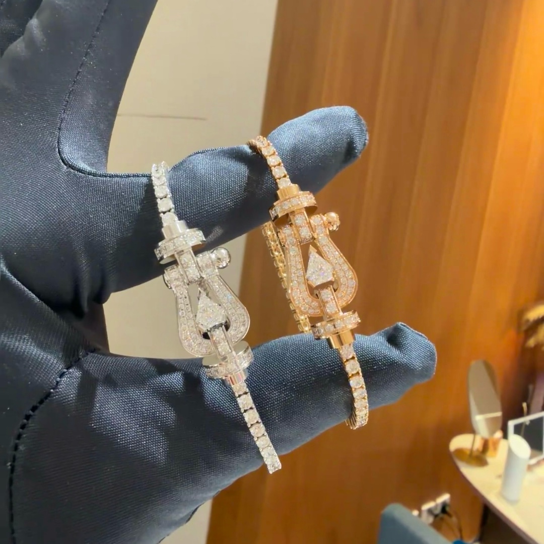 💥新品发布❤火爆🎉钢丝费雷德 Fred斐登满钻、半钻、无钻马蹄扣中性款高品质黑色钢丝绳手链手镯！本命绳👉🏻大牌 时尚 精致💠FORCE 系列手链⭐高端定制～亚金微电镀18k金工艺 精工马蹄扣头手镯！上手效果非常百搭💍 网红达人 时尚一族必备单品 玫瑰金、黄金、银色扣头😘男女情侣款两个码数：17/19cm