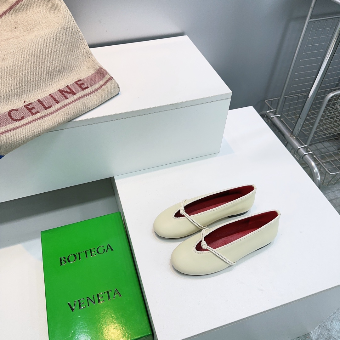 NO:627988,High quality!  Top-quality Bottega Veneta's 2026 spring and summer new products are popular simple round-toe flat-soled Mary Jane shoes. BV's new small round-toe shoes are popular and popular. Ins & Xiaohongshu have many Internet celebrities wearing them!  The feet are super sexy!  It’s so beautiful!  There is a reason for the fashion trend!  Leather injection molded particle anti-slip outsole!  Comfortable and non-slip on the feet!  What you have been longing for has finally arrived. It is versatile and suitable for any occasion. It is a must-have pair for everyone!  The upper is made of imported mixed sheepskin, the lining is padded sheepskin, the Italian imported injection molded outsole is code number: 35-42 (40.41 42 is custom-made and non-returnable) and comes with original packaging, ballet shoes, bottega veneta, bottega veneta, bottega veneta, mary jane, sheepskin.19860909高品质！顶级品质Bottega Veneta葆蝶家2026春夏新品爆款简易圆头平底玛丽珍单鞋BV新款小圆头单鞋抢手大爆款,ins&小红书巨多网红明星上身！上脚超性感！真的太美了！有理由刮起时尚大风！ 真皮注塑颗粒防滑大底！上脚舒适防滑！你们的心心念念终于来了 百搭适用任何场合、人手必备一双！ 鞋面采用进口混种羊皮 内里垫脚羊皮 意大利进口注塑大底 码数:35-42（40.41 42定做不退换） 配原版包装,芭蕾舞鞋,bottega veneta,bottega veneta,bottega veneta,mary jane,sheepskin,Women's Shoes
