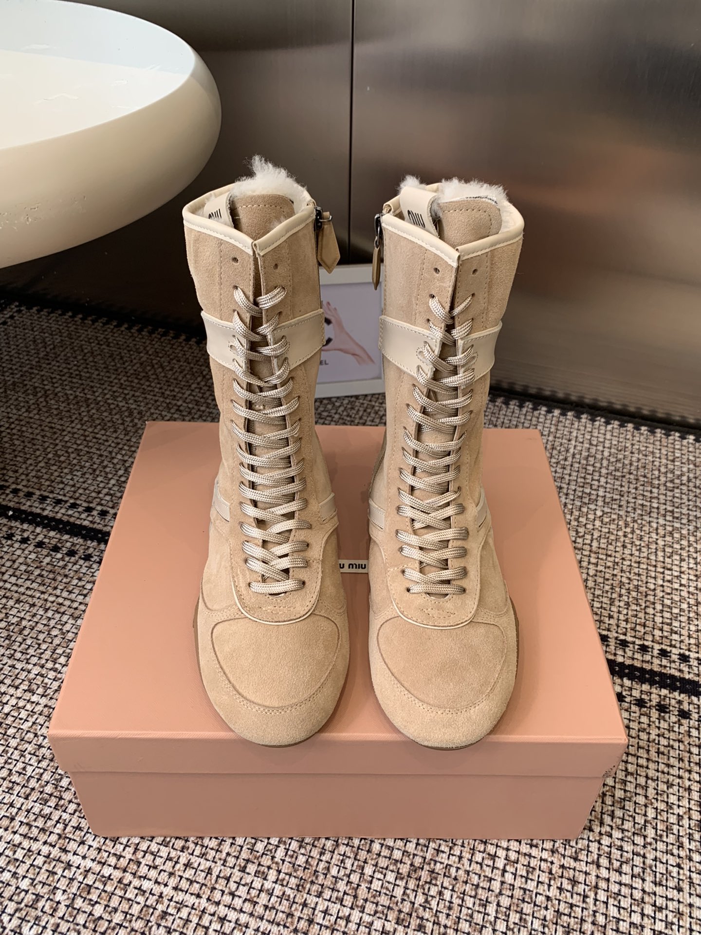 NO:630179,Miu Miu 25 autumn and winter new style wool boots, Martin boots, retro, classic, simple, handsome and versatile ~ the shape of the shoes is super good, easy to wear, light and not bulky, full wool lining, super good-looking and warm, a must-have for winter, imported cow suede lining, wool lining, original open molded outsole, size women's 35-40 (40 custom made, non-returnable), boots, miumiu, boots19860909Miu Miu 缪缪 25秋冬新款 羊毛靴 马丁靴 复古经典简约帅气百搭～鞋形超好 好穿到飞起 轻盈不笨重 全羊毛内里 超级好看又保暖 冬季必备款 面料进口牛反绒 内里羊毛内里 原版开模大底 码数女35-40（40定做不退换）,靴子,miumiu,boots,Women's Shoes