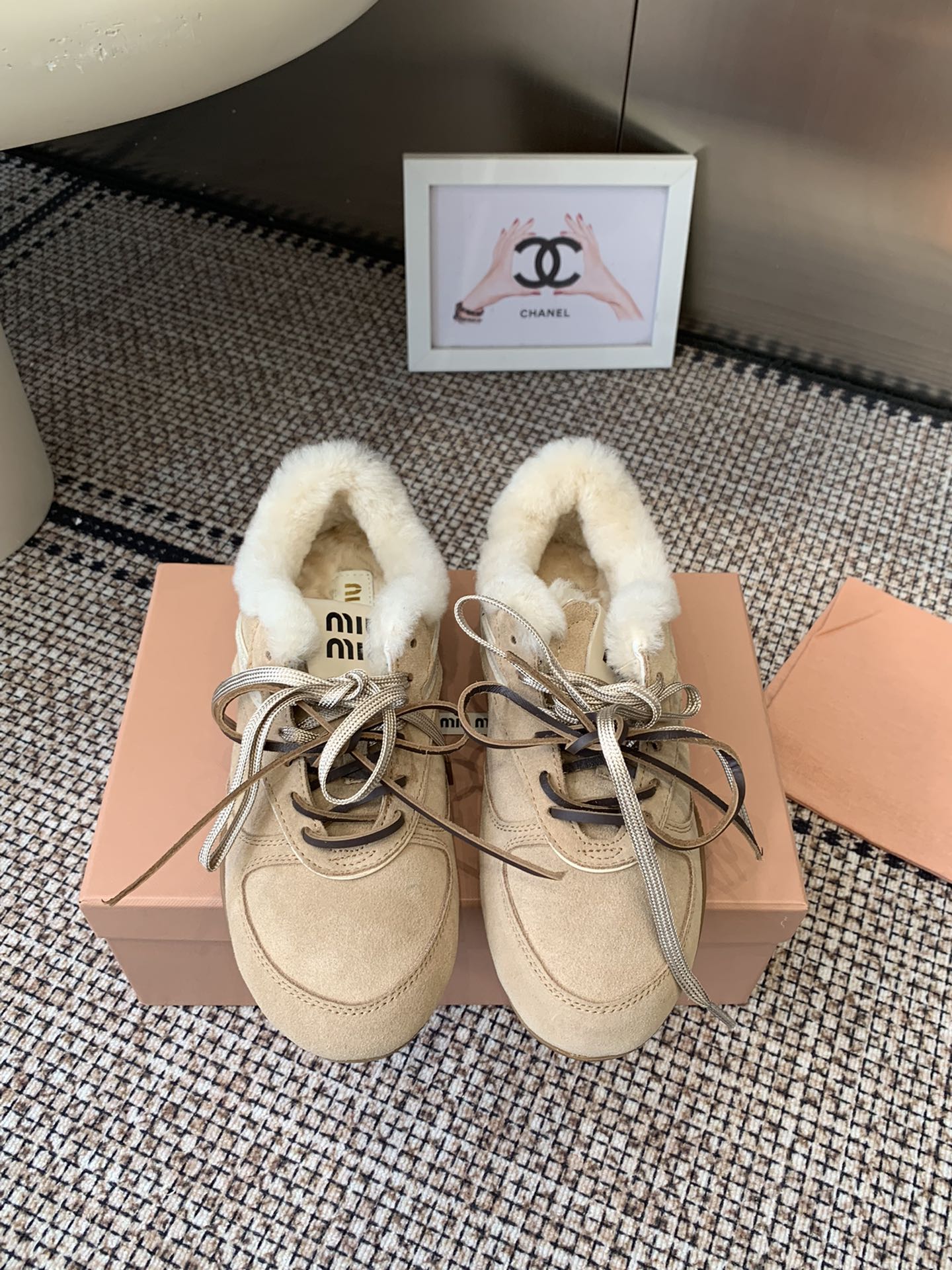 NO:630178,Miu Miu 25ss autumn and winter catwalk new lace-up moral training shoes, casual sports shoes, these lace-up casual sports shoes ~ a must-have for daily wear, super good-looking and comfortable on the feet, a classic and versatile item, imported custom-made suede fabric, imported wool/sheepskin lining, original molded rubber outsole, size 35-39 (customized in 40), casual shoes/sports shoes, fur shoes, miumiu, sneakers, sheepskin19860909Miu Miu 缪缪 25ss秋冬走秀新款系带德训鞋 休闲 运动鞋 这款系带休闲运动鞋～日常穿着必选 上脚超级好看舒适 经典百搭的绝绝子单品 面料进口订制反绒皮 内里进口羊毛/羊皮 原版开模橡胶大底 码数35-39（40定做）,休闲鞋/运动鞋毛毛鞋,miumiu,sneakers,sheepskin,Women's Shoes