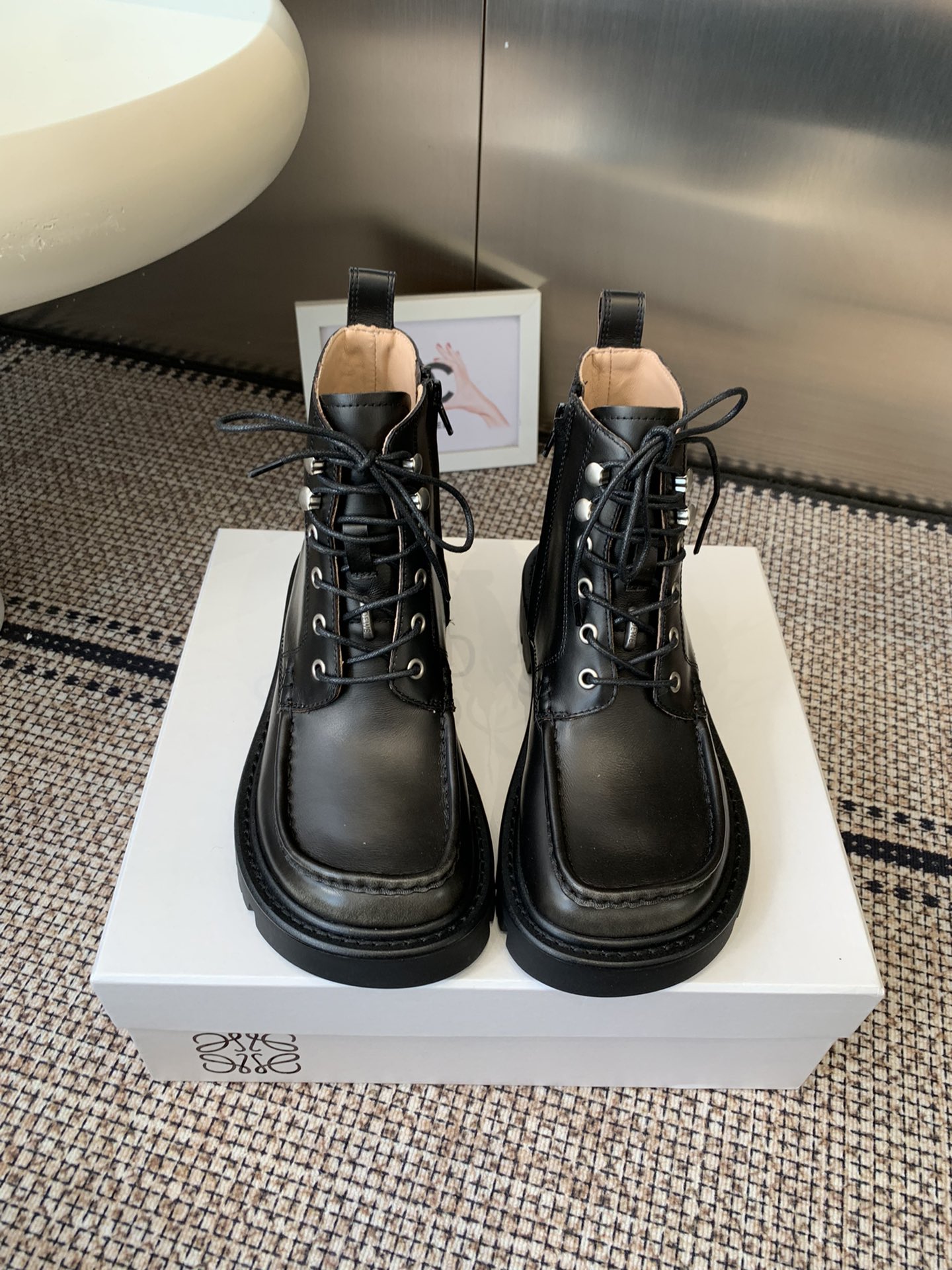 NO:630177,LOEWE 26ss new early spring Martin boots are simple and fashionable, timeless and timeless. They are a classic that will never fade away in the fashion circle. The retro British style allows you to wear a different temperament. Original last, imported calfskin, original molded fabric, sheepskin lining, original molded wear-resistant velvet ultra-light outsole  Size 35-39 (40 customized), boots loafers, loewe, loewe, loafers, boots, cowhide, sheepskin19860909LOEWE 罗意威 26ss 早春新款 马丁靴 简约大气时髦 耐看不过时 是时尚圈永不退潮的经典所在 复古的英伦风格 让你穿出不一样的气质.对版原版楦头 面料进口小牛皮 原版开模布料 内里羊皮内里 鞋底原版开模耐磨绒超轻大底 码数35-39（40定做）,靴子乐福鞋,loewe,loewe,loafers,boots,cowhide,sheepskin,Women's Shoes