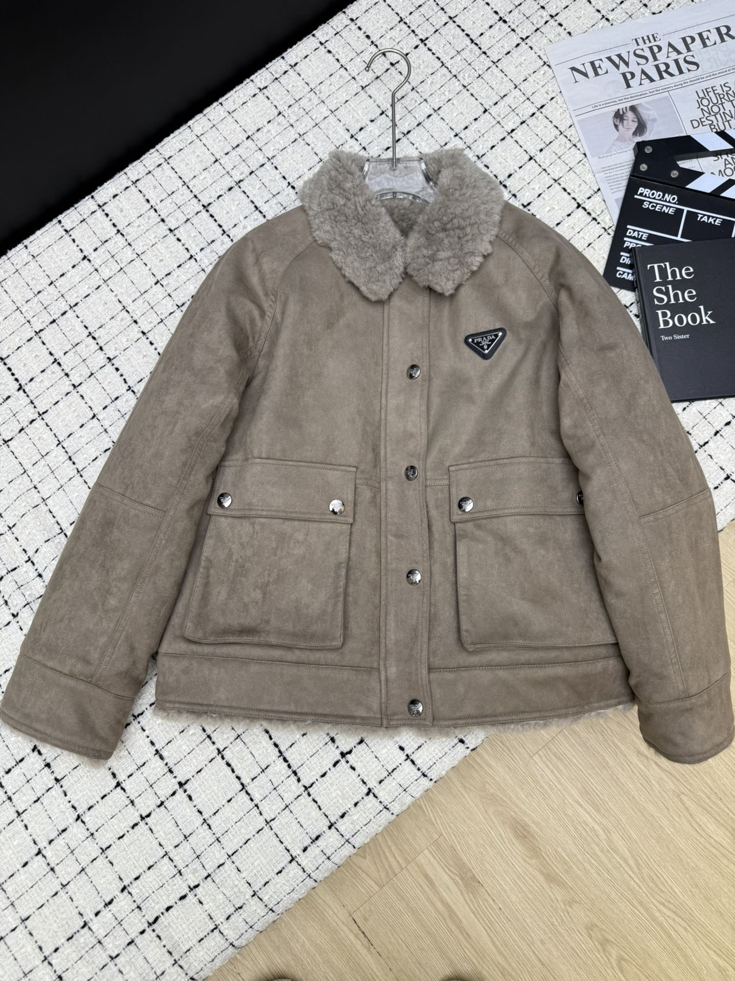 NO:624464,Awesome plush coat. Customized sheepskin. A must-have for autumn and winter 25. Classic triangular fur collar coat. Very thick texture. The surface feels very smooth. The fur color is also very beautiful. The short version is not picky at all. Recommended. One-color SML, jackets & coats, sheepskin, alexander wang19860909超赞的毛毛绒外套 定制羊皮绒 25秋冬必入款 经典三角标毛毛领外套 很厚实的质感 表面手感很顺滑 毛色也很漂亮 短款版型 完全不挑人穿 推荐入 一色SML,,jackets & coats,sheepskin,alexander wang,Women's clothing