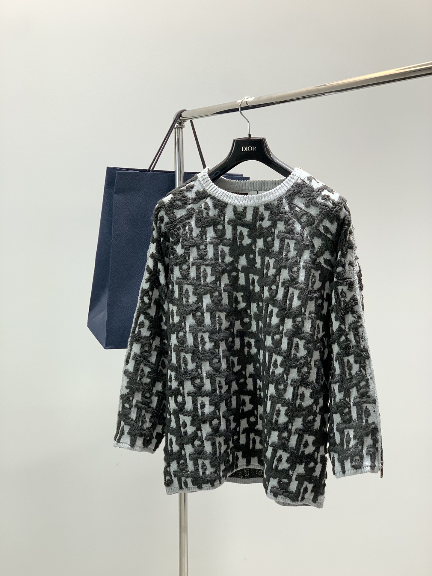 NO:646434,, Dior, new winter products, available at counters simultaneously, simple, fashionable and casual round neck long-sleeved knitted sweater, original imported fabric, comfortable and breathable, top knitting craftsmanship letter pattern logo, original hardware accessories decoration, extremely high grade, unique design, fashionable and handsome upper body!  2 colors recommended, size XS-L, dior, dior, sweaters, alexander wang19860909,Dior 迪奥, 冬季新品,专柜同步有售,简约时尚休闲圆领长袖针织毛衣,原版进口面料,舒适透气,顶级针织工艺字母图案logo,原版五金辅料装饰,档次极高,独特设计,上身时尚帅气！2色推荐,码数XS-L,,dior,dior,sweaters,alexander wang,Men's clothing