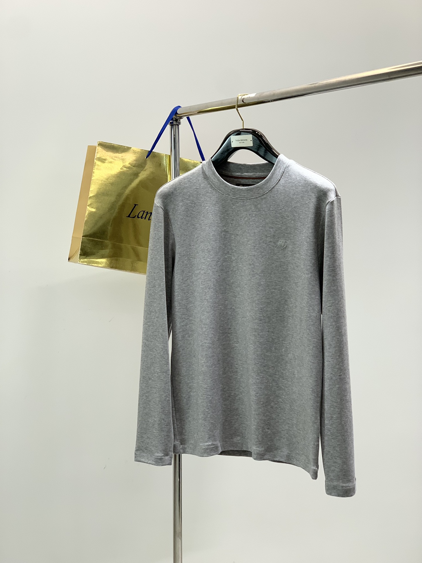 NO:646423,, LP (Loro Piana), the latest autumn product, available at counters at the same time, original order, fashionable and casual round neck long-sleeved bottoming shirt, made of imported original fabrics, top-notch embroidery technology, letter pattern decoration logo, extremely high-grade, comfortable and versatile, and the upper body is very handsome!  Size M-3XL,,loro piana,loro piana,alexander wang19860909,LP(Loro Piana ),秋季最新品,专柜同步有售,原单狠货,时尚休闲圆领长袖打底衫,采用进口原版面料,顶级刺绣工艺字母图案装饰logo,档次极高,舒适百搭,上身帅气十足！码数M-3XL,,loro piana,loro piana,alexander wang,Men's clothing