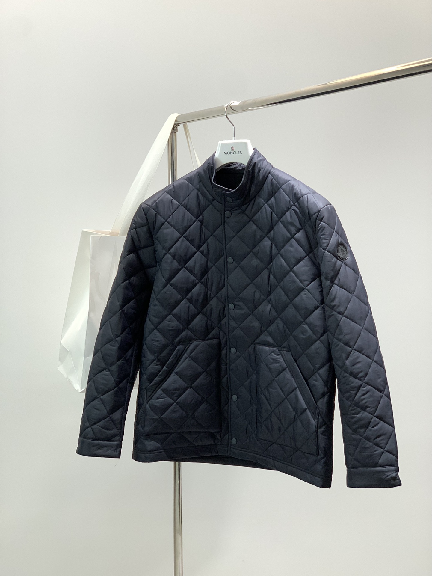 NO:622185,, Moncler muzzle, the latest winter products, available at counters simultaneously, original order, fashionable and casual thin cotton jacket, comfortable for the upper body!  Eye-catching and bright, it uses imported original fabrics, top-quality printed letter pattern logo, and original hardware accessories. It is simple yet stylish, and the upper body is fashionable and handsome. 2 colors are recommended, code number 1-4 Size 1234, length 70727476, bust 111115119123, shoulder width 46.54849.551, sleeve length 60616263, Moncler, jackets &  coats,alexander wang19860909,Moncler 蒙口,冬季最新品,专柜同步有售,原单狠货,时尚休闲薄款棉服外套,上身舒适！吸睛而有亮点,采用进口原版面料,顶级印花工艺字母图案logo,原版五金辅料装饰,简单而不失时尚,上身时尚帅气,2色推荐,码数1-4 Size1234 衣长70727476 胸围111115119123 肩宽46.54849.551 袖长60616263,,Moncler,jackets & coats,alexander wang,Men's clothing