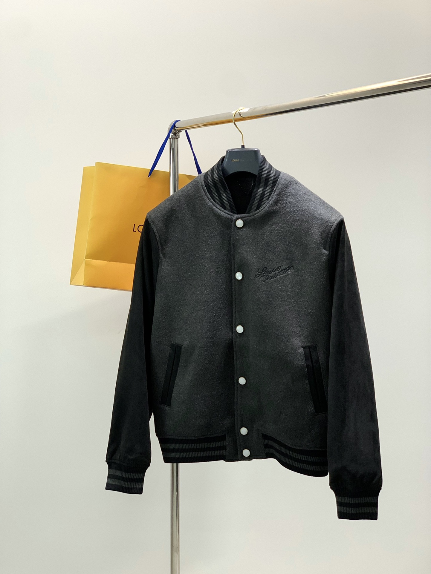 NO:622131,, LouisVuitton Louis Vuitton, the latest winter model, available at counters simultaneously, original order, fashionable casual jacket, the upper body is very unique!  Eye-catching and bright, imported original fabrics, top embroidery craftsmanship letter pattern decoration Logo, original hardware accessories decoration, simple yet fashionable, classic atmosphere, comfortable and breathable, handsome and stylish upper body, code number 46-52 Size46485052, length 62646668, bust 112116120124, shoulder width 44.54647.549  Sleeve length 62636465,,louis vuitton,louis vuitton,jackets & coats,alexander wang19860909,LouisVuitton 路易威登,冬季最新款,专柜同步有售,原单狠货,时尚休闲外套,上身很有特点！吸睛而有亮点,进口原版面料,顶级刺绣工艺字母图案装饰Logo,原版五金辅料装饰,简单而不失时尚,经典大气,舒适透气,上身帅气有型,码数46-52 Size46485052 衣长62646668 胸围112116120124 肩宽44.54647.549 袖长62636465,,louis vuitton,louis vuitton,jackets & coats,alexander wang,Men's clothing