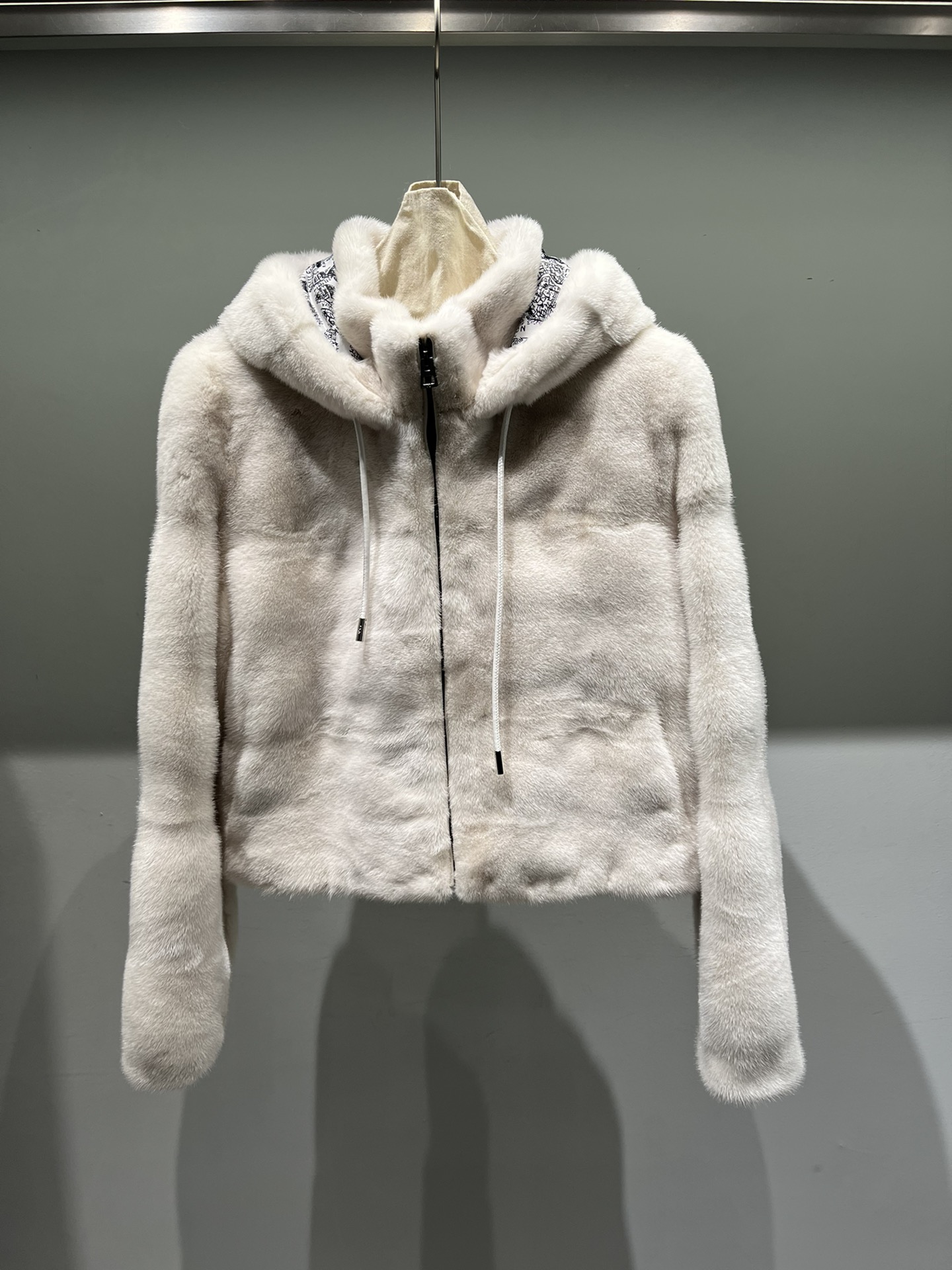 NO:637486,Dior hooded short mink, imported mink knife craftsmanship., Dior-clothing, dior, dior, hats, alexander wang19860909Dior连帽短款水貂,进口貂抽刀工艺.,迪奥-服装,dior,dior,hats,alexander wang,Women's clothing