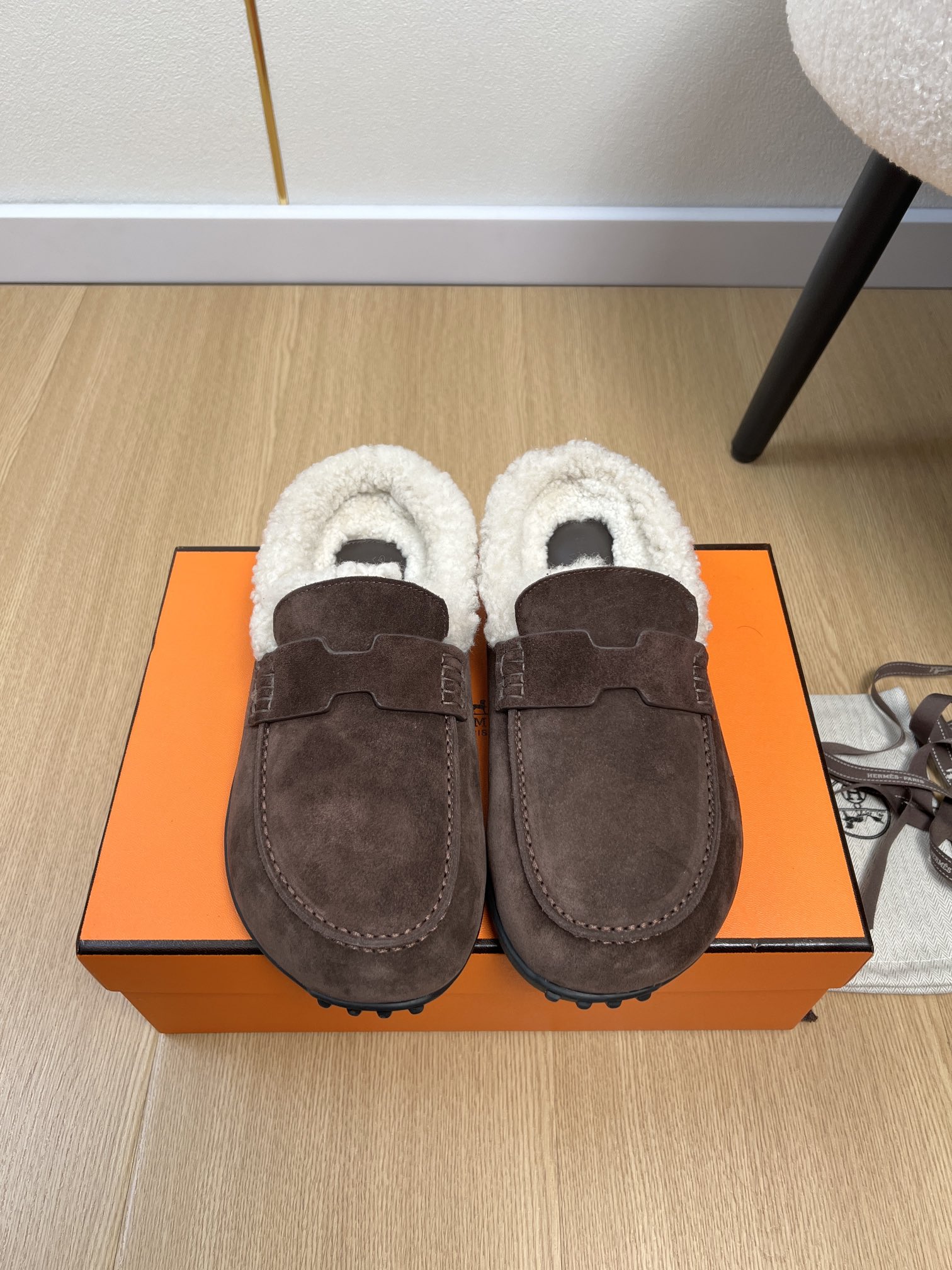 NO:628610,HERMES | H's new autumn and winter products. The latest hot-selling wool loafers/half-slippers series in the counter. All the major bloggers recommend the Forrest Gump shoes that will never fade. The absolute must-have De Xun white shoes & I really need versatile slippers in summer. They look good no matter how you match them. They are easy to wear and easy to match. They feel casual and high-end. The comfort is also great. Paired with various colorful socks, it is very trendy. They are very beautiful and versatile. The uppers are original and customized with cow suede and wool lining.  Outsole original molded outsole with high flat heel Size women's 35-41 (customized for women's 40.41), loafers, fur shoes, hermes, hermes, loafers, slippers, socks19860909HERMES爱马仕| H家秋冬新品 专柜最新爆款羊毛乐福鞋/半拖鞋系列 各大博都主有荐推的 永不褪色的阿甘训德鞋 绝对人手入必的德训白小鞋&夏天真的太需要百搭拖鞋了,怎么搭配都好看,好穿又好搭配随意且高级的感觉舒适度也很棒,搭配各种彩色袜子,潮爆了 超好看百搭 鞋面原版定制牛反绒 内里羊毛 大底原版开模大底 跟高平底 码数女35-41（女40.41定制）,乐福鞋毛毛鞋,hermes,hermes,loafers,slippers,socks,Women's Shoes