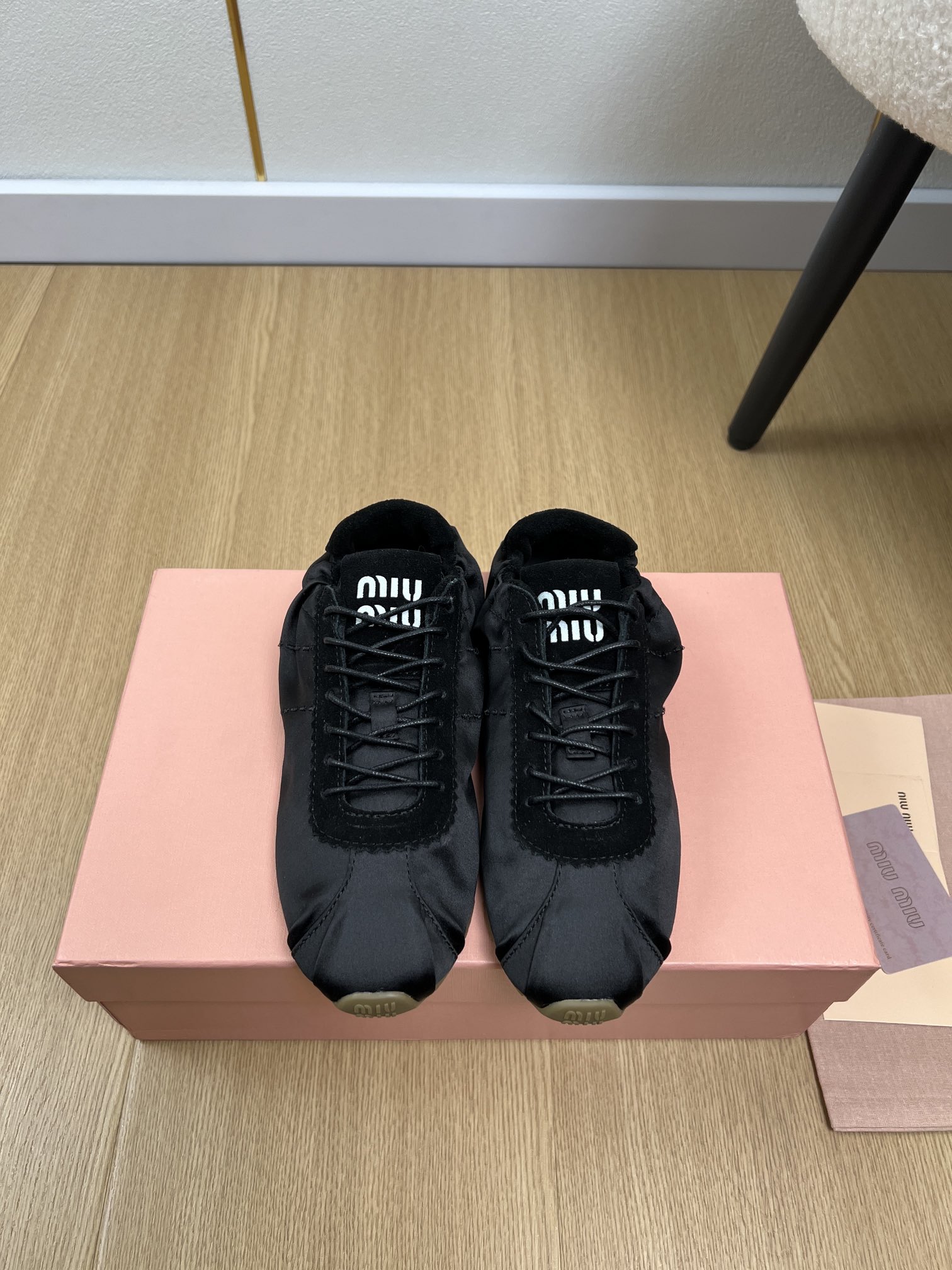 NO:628602,MiuMiu Miu Miu | miu's new products for early spring. The latest hot-selling casual sports shoes series in the counter. Fashionable, simple and high-end, easy to match. This year's main recommendation is fashionable, simple and high-end, easy to match. It is a must-have for the year!  Original purchase, development and production. Miu's latest hot model. Avant-garde and bold design. The Miu logo style is integrated into the simple lines of this leather sneaker. The unique logo is decorated on the tongue and back, embellished with retro design. The upper is imported silk spliced with cowhide. The lining is imported sheepskin. The insole is imported sheepskin. The original open-molded non-slip outsole. The thickness of the shoe is 1.5cm. The size is 35-40 (40 customized).  Original packaging, casual shoes/sports shoes, miumiu, sneakers, sheepskin19860909MiuMiu缪缪 | miu家早春新品 专柜最新爆款休闲运动鞋系列 时尚 简约高级 随意搭配 上脚非常轻便舒适 今年主推款 时尚 简约高级 随意搭配 上脚非常舒适,年度必入款！原版购入开发 做货 miu家最新爆款 前卫大胆的设计 Miu logo 风格融于此款皮革运动鞋的简约线条.别致徽标饰于鞋舌与背面,点缀复古设计. 鞋面进口丝绸拼接牛猄 内里进口羊皮 鞋垫进口羊皮 大底原版开模防滑大底 鞋厚1.5cm 码数35-40（40定制） 包装原版包装,休闲鞋/运动鞋,miumiu,sneakers,sheepskin,Women's Shoes