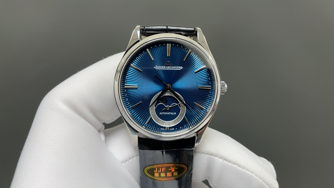NO:715041,'Jaeger-LeCoultre Moon Phase Master Series' The latest version of JJF Factory76-86 original assembly reprint, 39MM size x 9.6MM thickness, currently the thinnest and closest to the original on the market. 1 movement adopts Dandong integrated cal.  (Not modified or deck movements from other unknown brands on the market) 2. The case is made of 316L stainless steel split CNC processing, giving it an almost perfect slimness and clean look!  3. The strap is made of genuine Italian calfskin and has been upgraded to the latest version of the quick-release strap. The buckle is detachable in the same way as the original version. The curve of the buckle is increased to improve the wearing feeling and comfort. 4. The micro-arc spherical surface of the dial is polished with sunray pattern and enamel. The logo is upgraded from the printing of the old version to a metal three-dimensional logo. The overall concave and convex are uneven, which greatly improves the details and texture!  JJF Factory strives for perfection and sincerely invites you to experience the Moon Image Master that is closest to the original version, jaeger-lecoultre, cowhide19860909《Jaeger-LeCoultre积家月相大师系列》 最新版本JJF Factory76—86原装配重版,39MM尺寸x9.6MM厚度,目前市面做到最薄真正最接近原装 .1机芯采用丹东一体cal.机芯（专柜同步型号）并在背版采用精雕填油字体,还原细节！（非市面其它杂牌机芯改装或甲板机芯） 2表壳316L精钢分体式CNC加工赋予近乎完美的纤薄且干净利落！ 3表带采用真正意大利小牛皮且升级为最新版本快拆表带,和原版一致开拆表扣,表扣弧度加大提升佩戴感和舒适度. 4表盘微弧的表盘球面采用太阳纹盘面加以搪瓷研磨,logo从以前老款版本的印刷升级为金属立体logo,整体凹凸有致,从细节和质感上大幅度提升！ JJF Factory力求完美,诚邀您体验最为接近原版的月像大师,,jaeger-lecoultre,cowhide,Watch