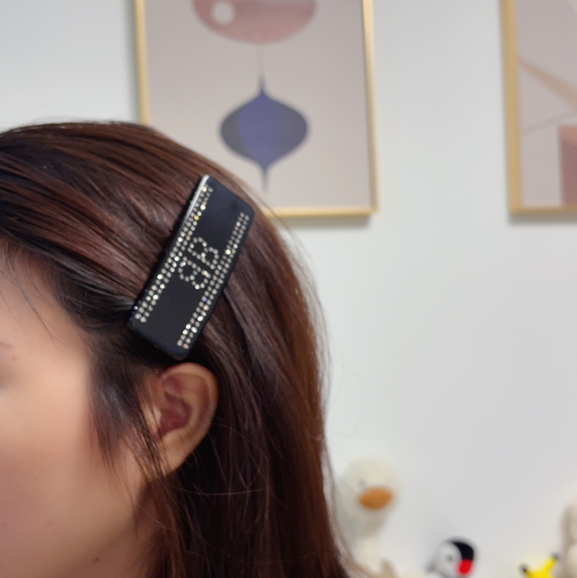 NO:641763,Balenciaga high-quality new diamond-encrusted hair clip!  A must-have for spring, summer, autumn and winter, the style is exquisite, trendy and simple with metal. I love the whole design. What a big brand!  The texture is also great and it’s so beautiful. A classic work by Balenciaga. This season’s must-have hair clip is very heavy-duty and it’s so beautiful that it makes me cry. It’s a beautiful and explosive street combination that’s absolutely beautiful and fashionable online!  The rate of wearing it is 100%!  No matter how poor you are, you still have to buy this series. You must buy more PK ZP, any version of PK finish and come back [produced by us] to place an order, fine jewelry, balenciaga, balenciaga, hairpins19860909Balenciaga 巴黎世家高品质新款镶钻发夹！春夏秋冬必备造型精美 潮流 简约金属 整个设计都超爱 好大牌 ！质感也超棒 太好看了.巴黎世家经典著作 本季必入爆款发夹非常重工,真的美哭了绝对颜值时尚都在线的绝美绝爆炸街组合！佩戴回头率百分百！再穷也要买的系列,一定要多PK ZP,PK饰面任意版本再来【我们出品】下单哈,饰品精品,balenciaga,balenciaga,hairpins,Jewelry