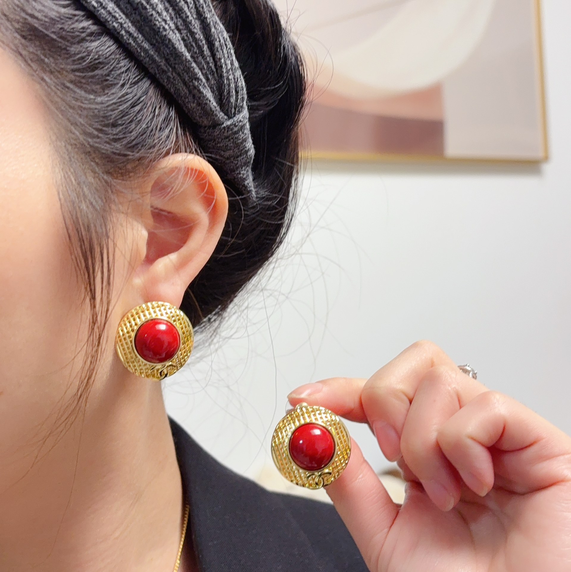 NO:641765,New [Chanel Chanel] high-quality New Year red mesh hat earrings, the highest version on the market!  Chanel earrings are a must-have for goddesses. They are super slimming. Personalized and fashionable. Daily essentials. Ladylike temperament. Noble ladylike temperament. Simple and versatile earrings 9.25 silver needles. Boutique jewelry. chanel, chanel, earrings, hats.19860909新款【Chanel香奈儿】高品质新年红色网格小香帽子耳钉 市面最高版本！香奈儿耳环女神必备 超级显脸瘦 有个性时尚 日常必备 淑女气质 高贵名媛气质 简约大气百搭款耳环9.25银针,饰品精品,chanel,chanel,earrings,hats,Jewelry