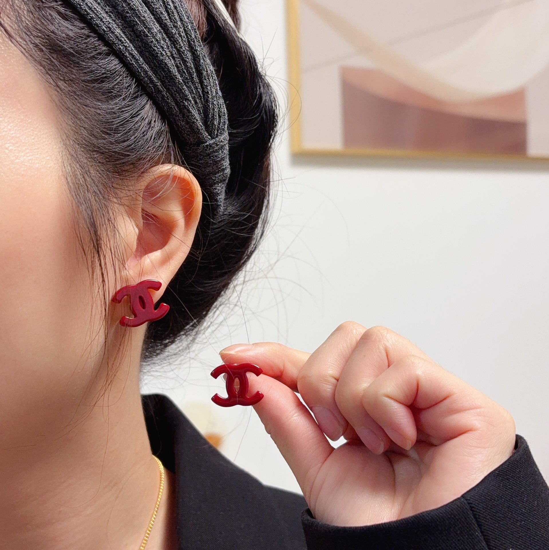 NO:641768,The new high-end Chanel Xiaoxiang double C simple acrylic New Year red small earrings are really super beautiful. The design looks simple but the wearing effect is so good. Even I have small earlobes and it is okzp. The upper ear is super elegant and suitable for various occasions. Boutique jewelry, chanel, earrings19860909新款上市高端Chanel 小香双C简约亚克力新年红小耳钉这款耳环真的超级美看着设计简单但是佩戴效果好看到爆就连我这种小耳垂的也很okzp上耳超气质优雅适合各种场合,饰品精品,chanel,earrings,Jewelry