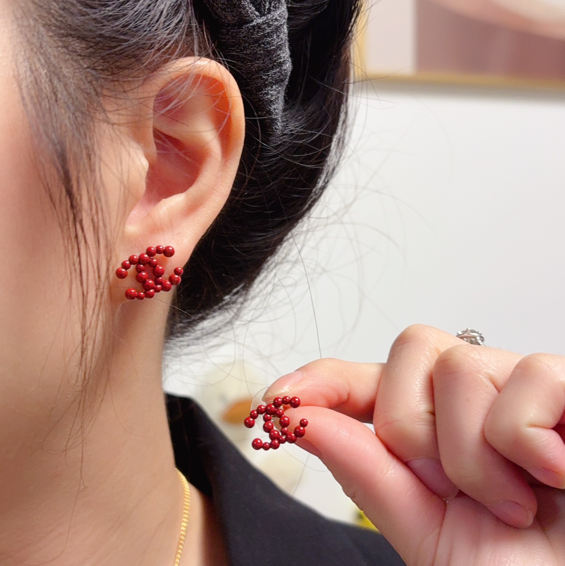 NO:641770,The new high-end Chanel Xiaoxiang double C simple New Year red small ball earrings are really super beautiful. The design is simple but the wearing effect is so good. Even I have small earlobes and it is okzp. The upper ear is super elegant and suitable for various occasions. Boutique jewelry, chanel, earrings19860909新款上市高端Chanel 小香双C简约新年红小球球小耳钉这款耳环真的超级美看着设计简单但是佩戴效果好看到爆就连我这种小耳垂的也很okzp上耳超气质优雅适合各种场合,饰品精品,chanel,earrings,Jewelry