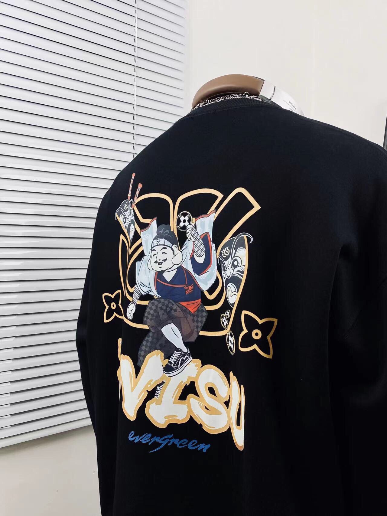 💰110
EVISU🇯🇵 福神新款智慧之轮达摩印花卫衣🌻
顶级版本 重工出品 衣服上你能看得见 胸前字母LOGO和背后口袋印花图案完美配色！不得不推荐一款非常受欢迎的硬货！你需要这样一件超百搭的卫衣👏
背面印花采用双幻彩色调调 深浅不一的 将黑金奢华升级至更高层次⚡️采用的技术是德国进口的数码印机 所以印花是超清晰的 穿久了也不会裂 普通的印花技术根本做不到🙅&zwj;♂️版型超正！宽松舒适！情侣款💑百搭首选 妥妥的自留款冲冲冲

颜色：黑色 

尺码:   M__XXL

           M         L       XL      2XL
衣长  66         68      70       72
胸围  134       136     138     140
袖长  52         54      56       58
  （手工测量 存在1~2厘米的误差哦）