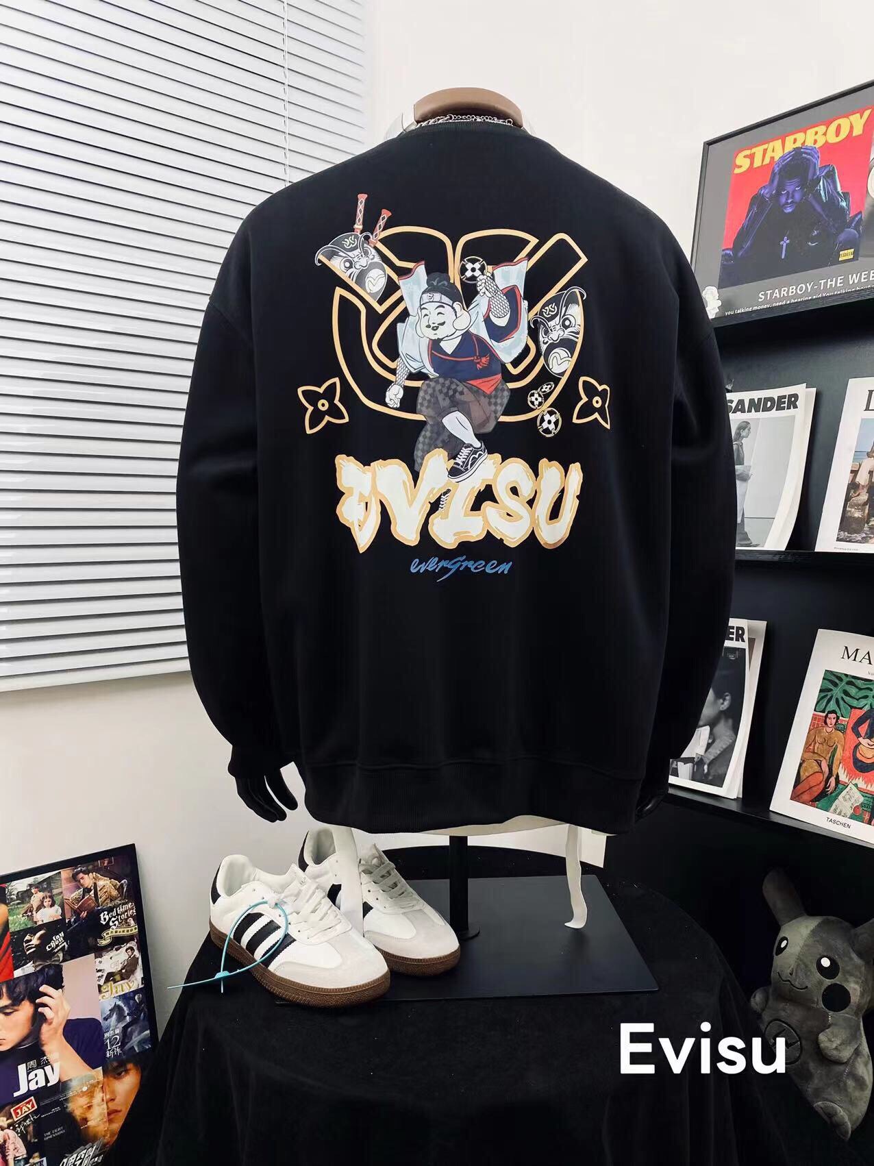 💰110
EVISU🇯🇵 福神新款智慧之轮达摩印花卫衣🌻
顶级版本 重工出品 衣服上你能看得见 胸前字母LOGO和背后口袋印花图案完美配色！不得不推荐一款非常受欢迎的硬货！你需要这样一件超百搭的卫衣👏
背面印花采用双幻彩色调调 深浅不一的 将黑金奢华升级至更高层次⚡️采用的技术是德国进口的数码印机 所以印花是超清晰的 穿久了也不会裂 普通的印花技术根本做不到🙅&zwj;♂️版型超正！宽松舒适！情侣款💑百搭首选 妥妥的自留款冲冲冲

颜色：黑色 

尺码:   M__XXL

           M         L       XL      2XL
衣长  66         68      70       72
胸围  134       136     138     140
袖长  52         54      56       58
  （手工测量 存在1~2厘米的误差哦）