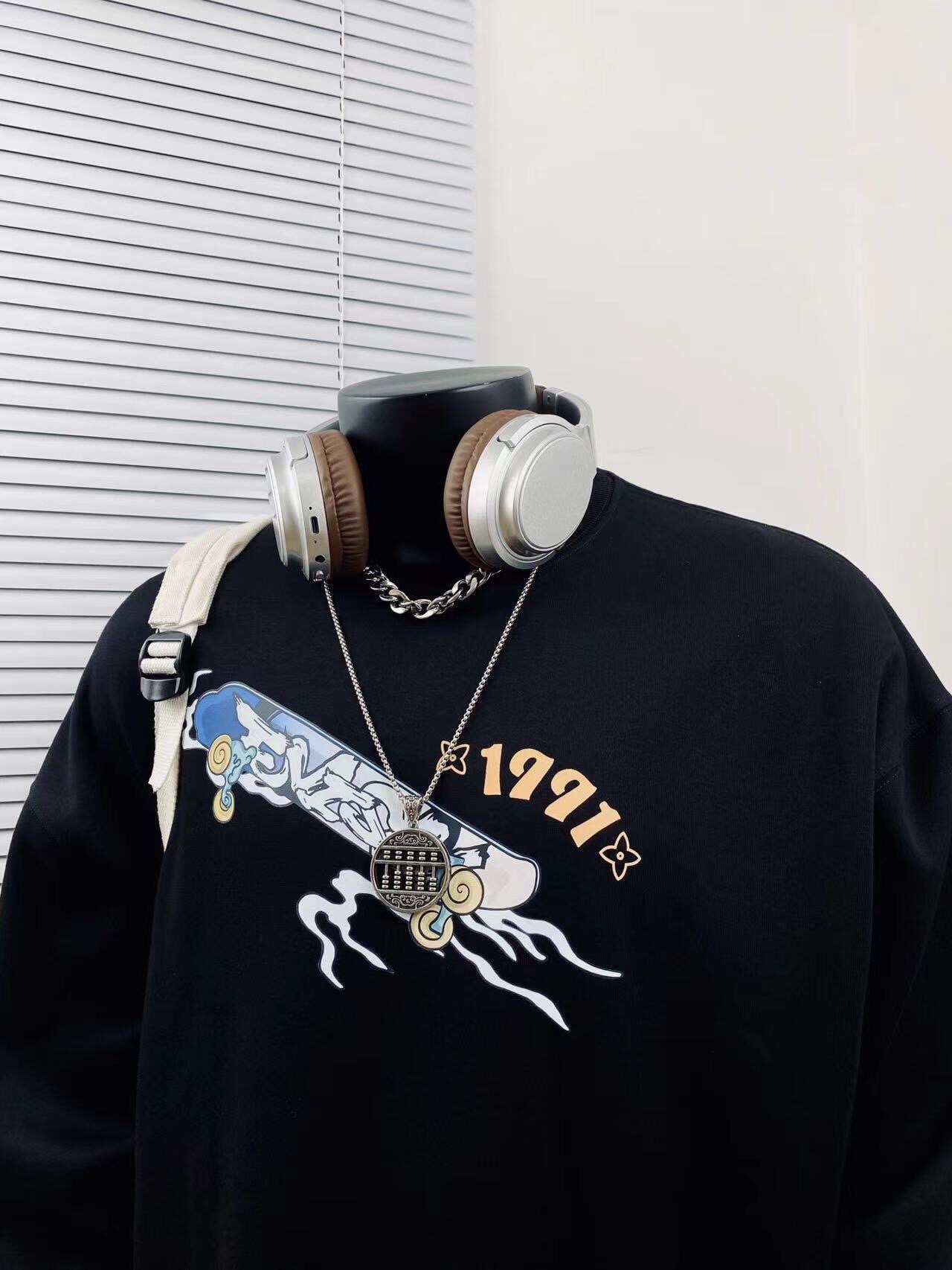 💰110
EVISU🇯🇵 福神新款智慧之轮达摩印花卫衣🌻
顶级版本 重工出品 衣服上你能看得见 胸前字母LOGO和背后口袋印花图案完美配色！不得不推荐一款非常受欢迎的硬货！你需要这样一件超百搭的卫衣👏
背面印花采用双幻彩色调调 深浅不一的 将黑金奢华升级至更高层次⚡️采用的技术是德国进口的数码印机 所以印花是超清晰的 穿久了也不会裂 普通的印花技术根本做不到🙅&zwj;♂️版型超正！宽松舒适！情侣款💑百搭首选 妥妥的自留款冲冲冲

颜色：黑色 

尺码:   M__XXL

           M         L       XL      2XL
衣长  66         68      70       72
胸围  134       136     138     140
袖长  52         54      56       58
  （手工测量 存在1~2厘米的误差哦）